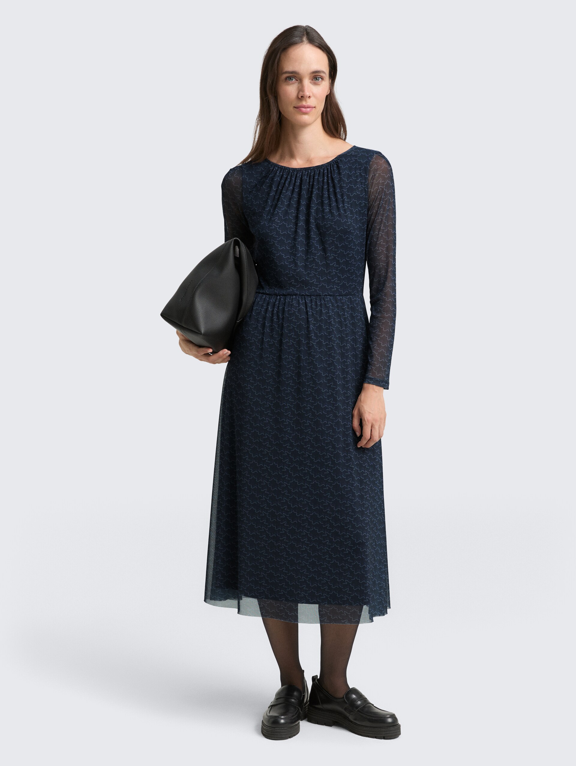 Midi-Meshkleid mit Muster - small blue wave print - seitliche Model-Ansicht