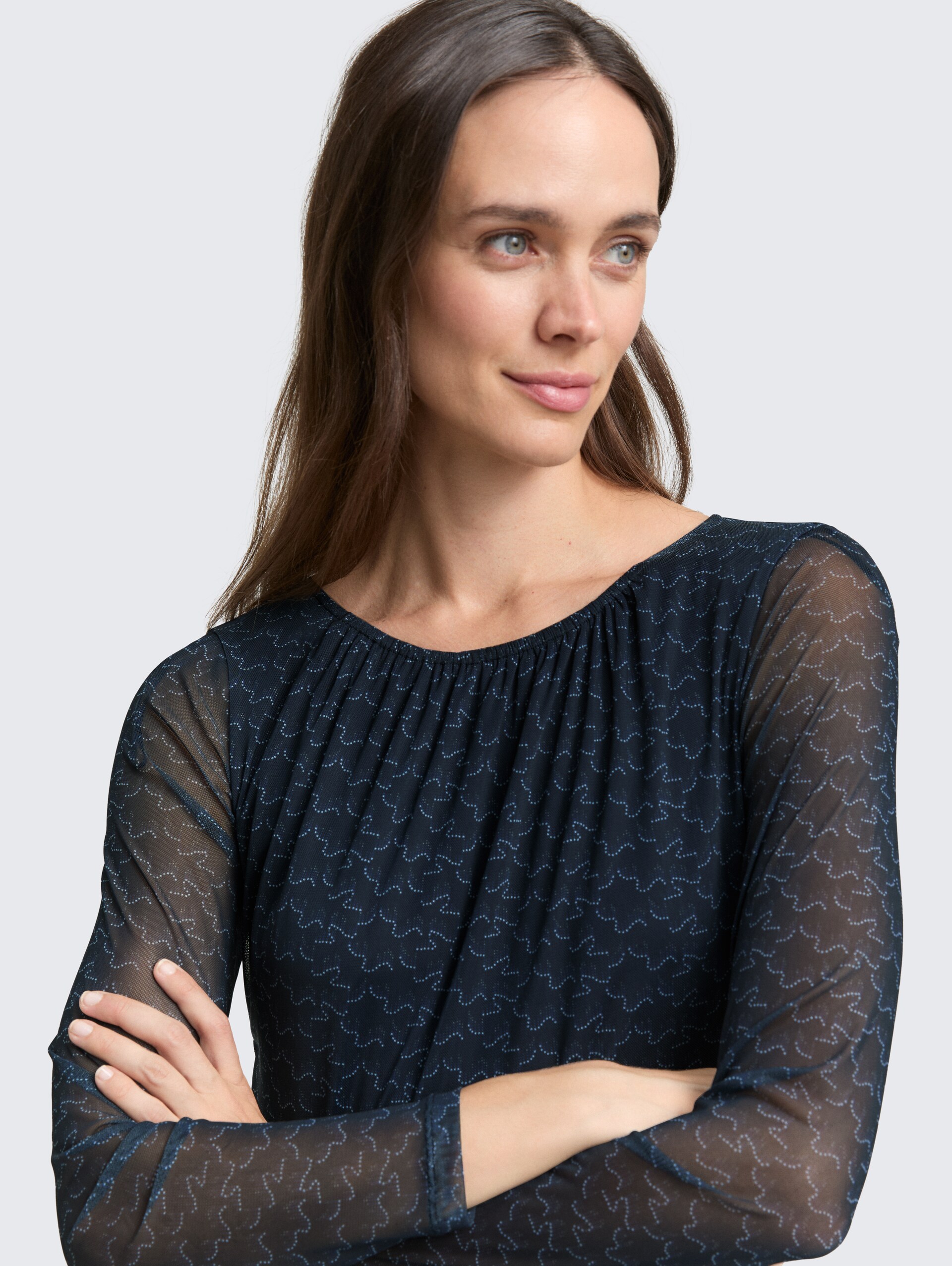 Midi-Meshkleid mit Muster - small blue wave print - Detail-Model-Ansicht