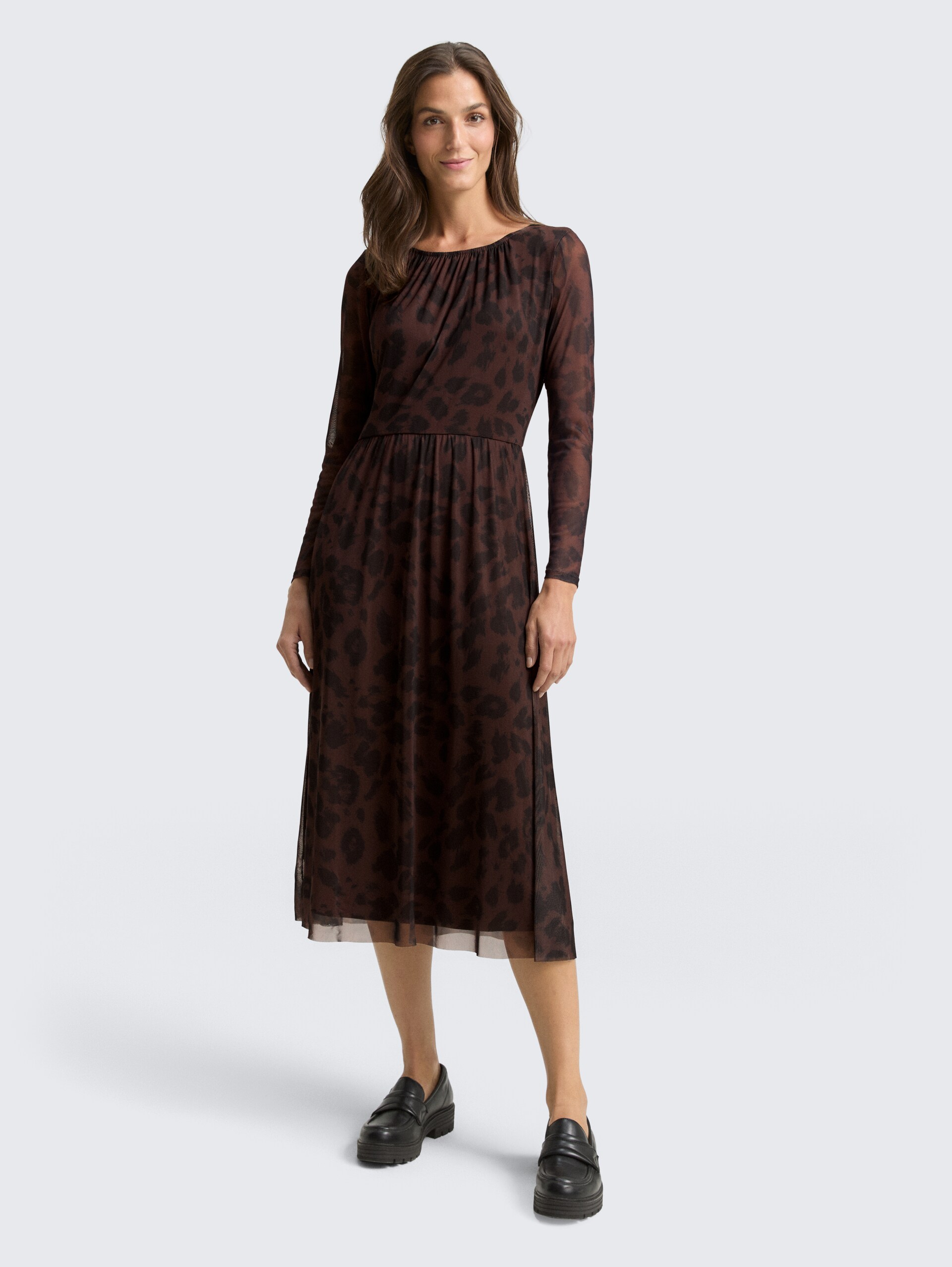 Midi-Meshkleid mit Muster - brown black big leo print - Model-Vorderansicht