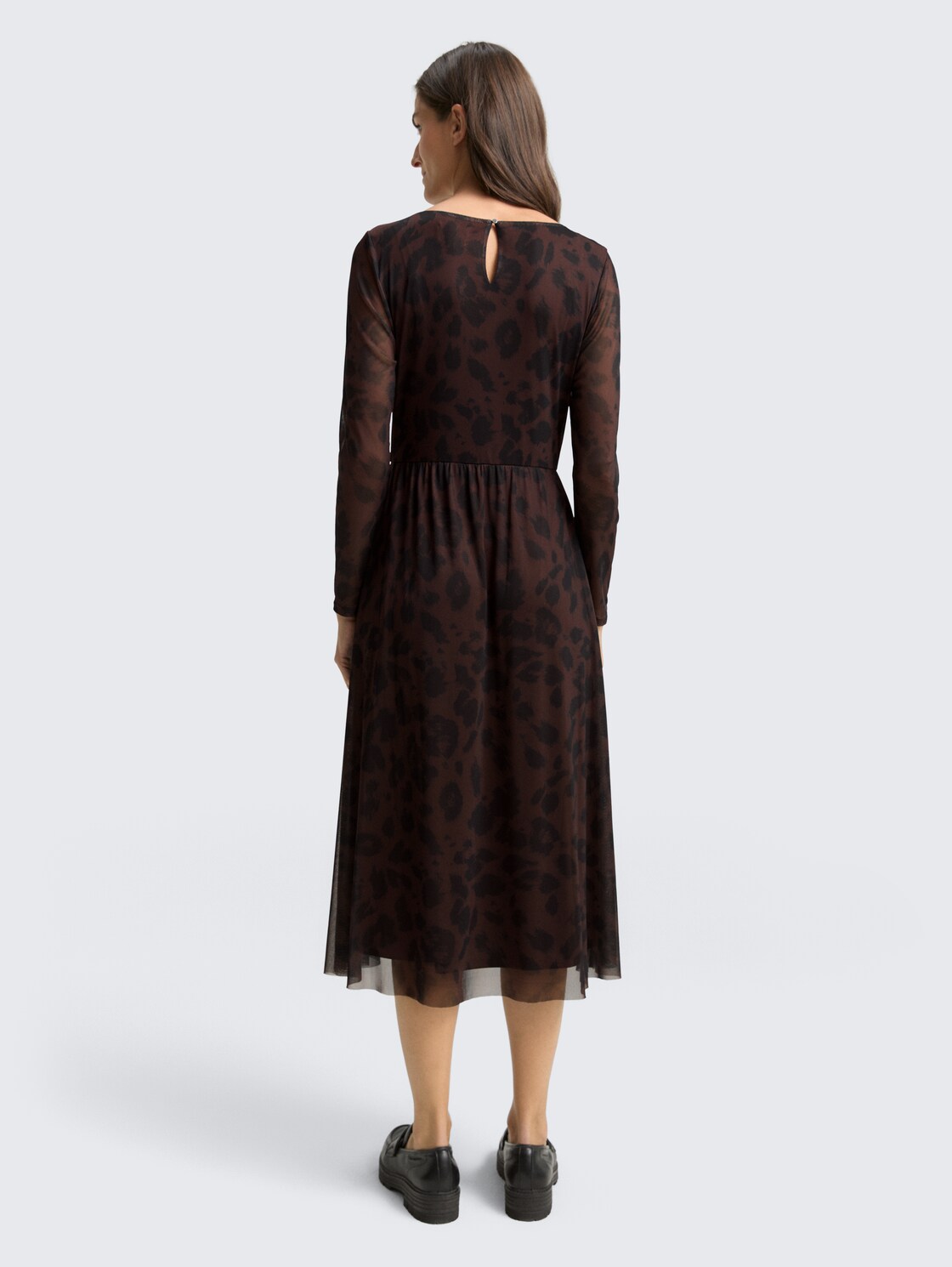 Midi-Meshkleid mit Muster - brown black big leo print - Model-Rückansicht