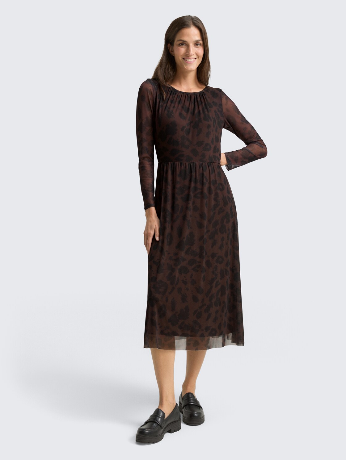 Midi-Meshkleid mit Muster - brown black big leo print - seitliche Model-Ansicht
