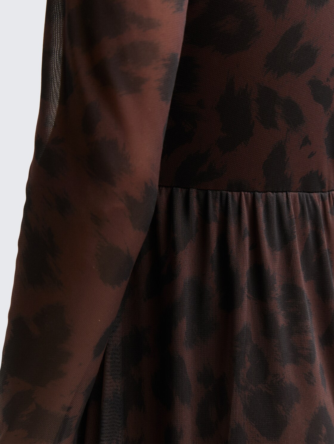 Midi-Meshkleid mit Muster - brown black big leo print - Detail-Model-Ansicht