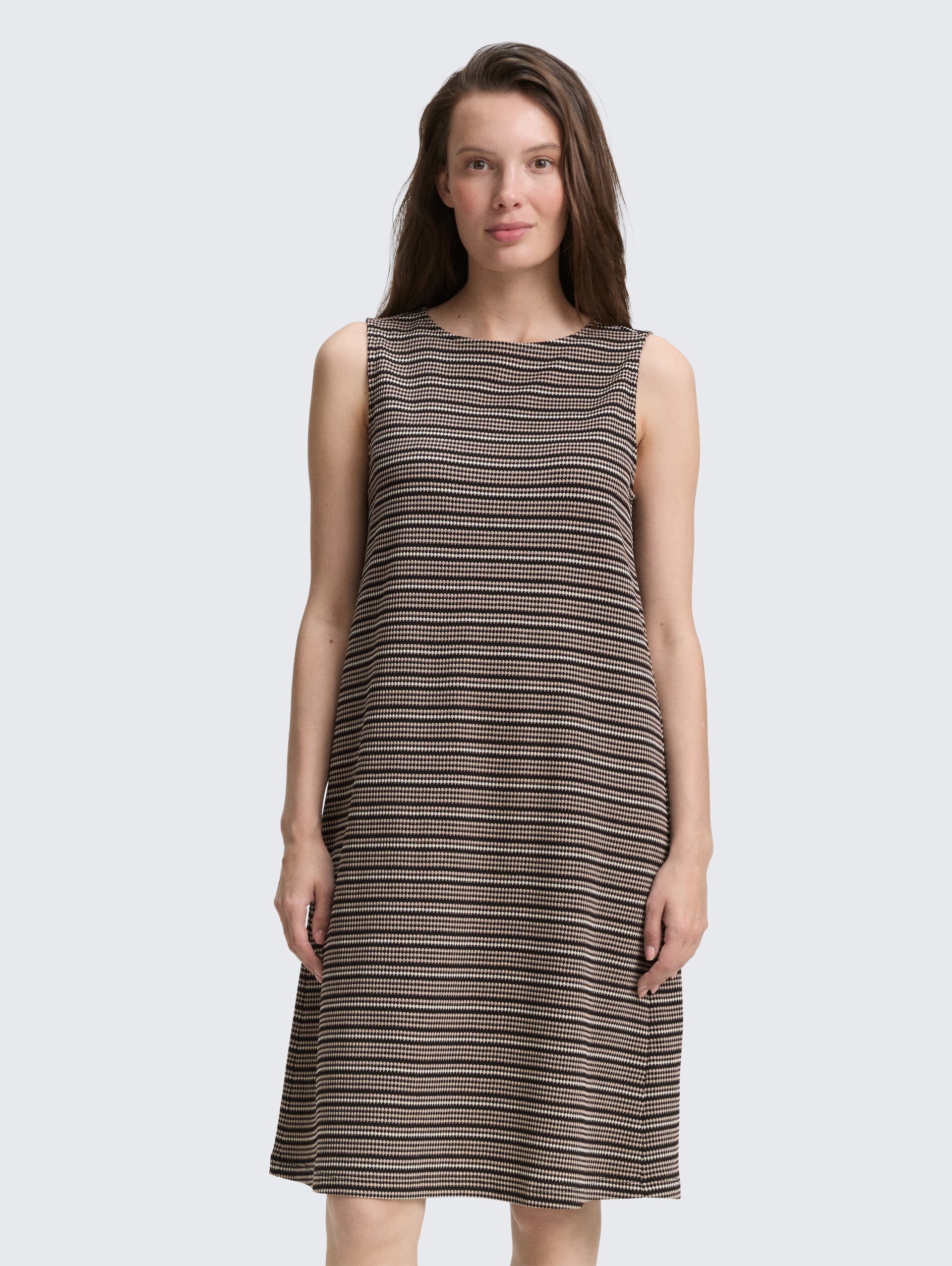 Jacquard Kleid - black knit structure stripe - Model-Vorderansicht