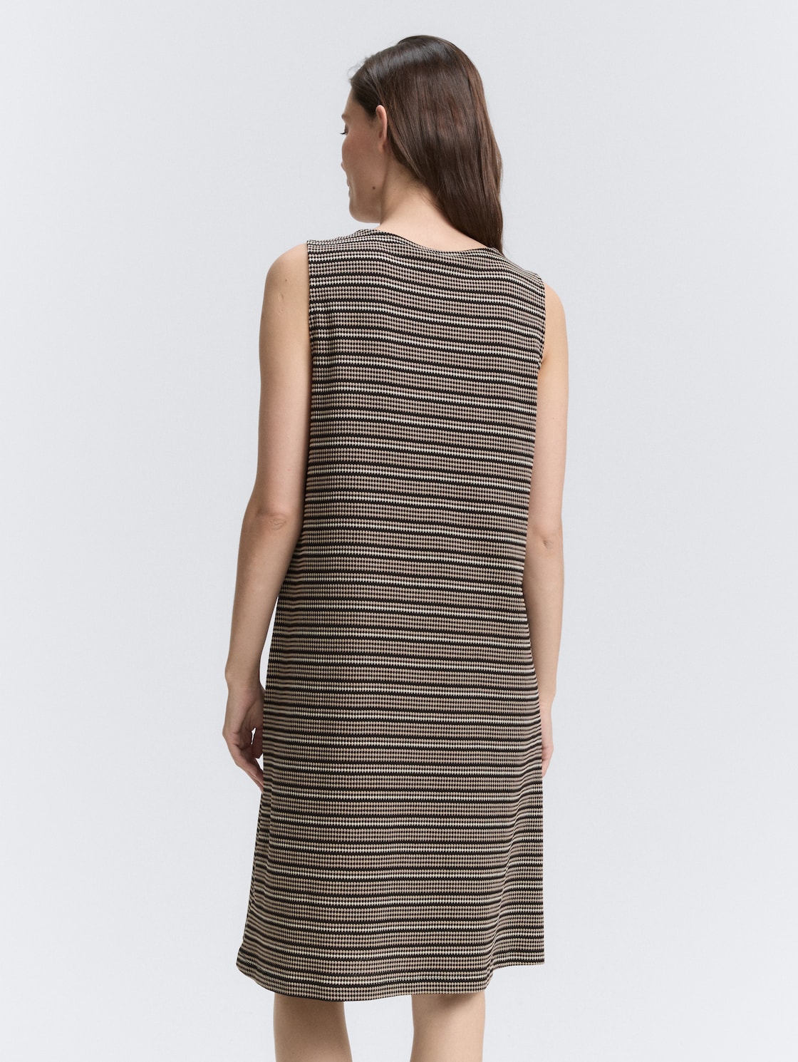 Jacquard Kleid - black knit structure stripe - Model-Rückansicht