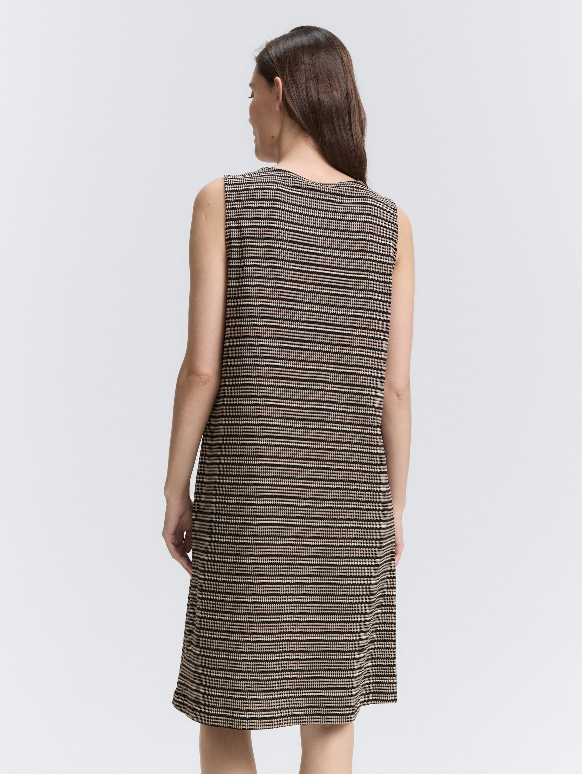 Jacquard Kleid - black knit structure stripe - Model-Rückansicht