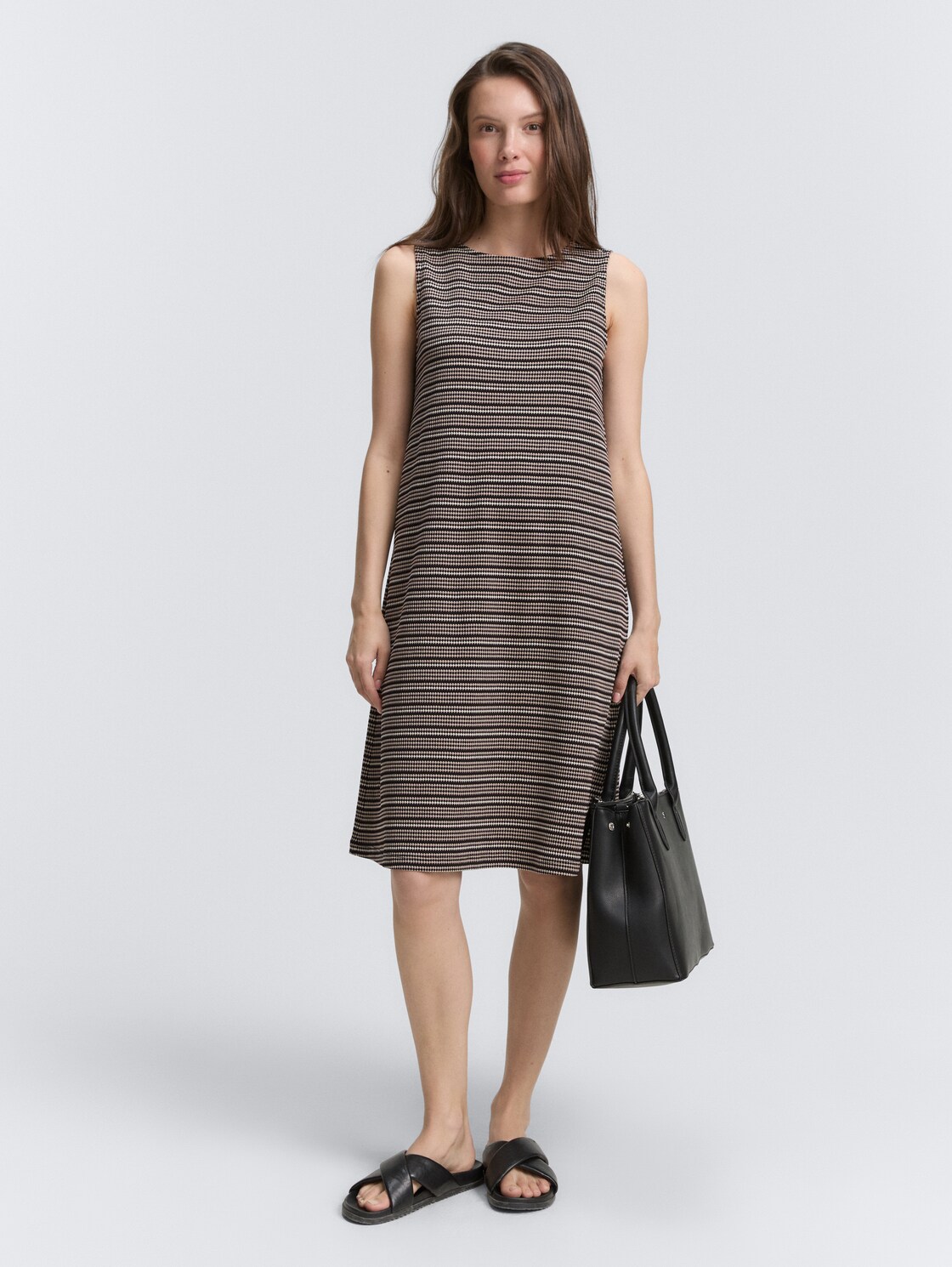 Jacquard Kleid - black knit structure stripe - seitliche Model-Ansicht