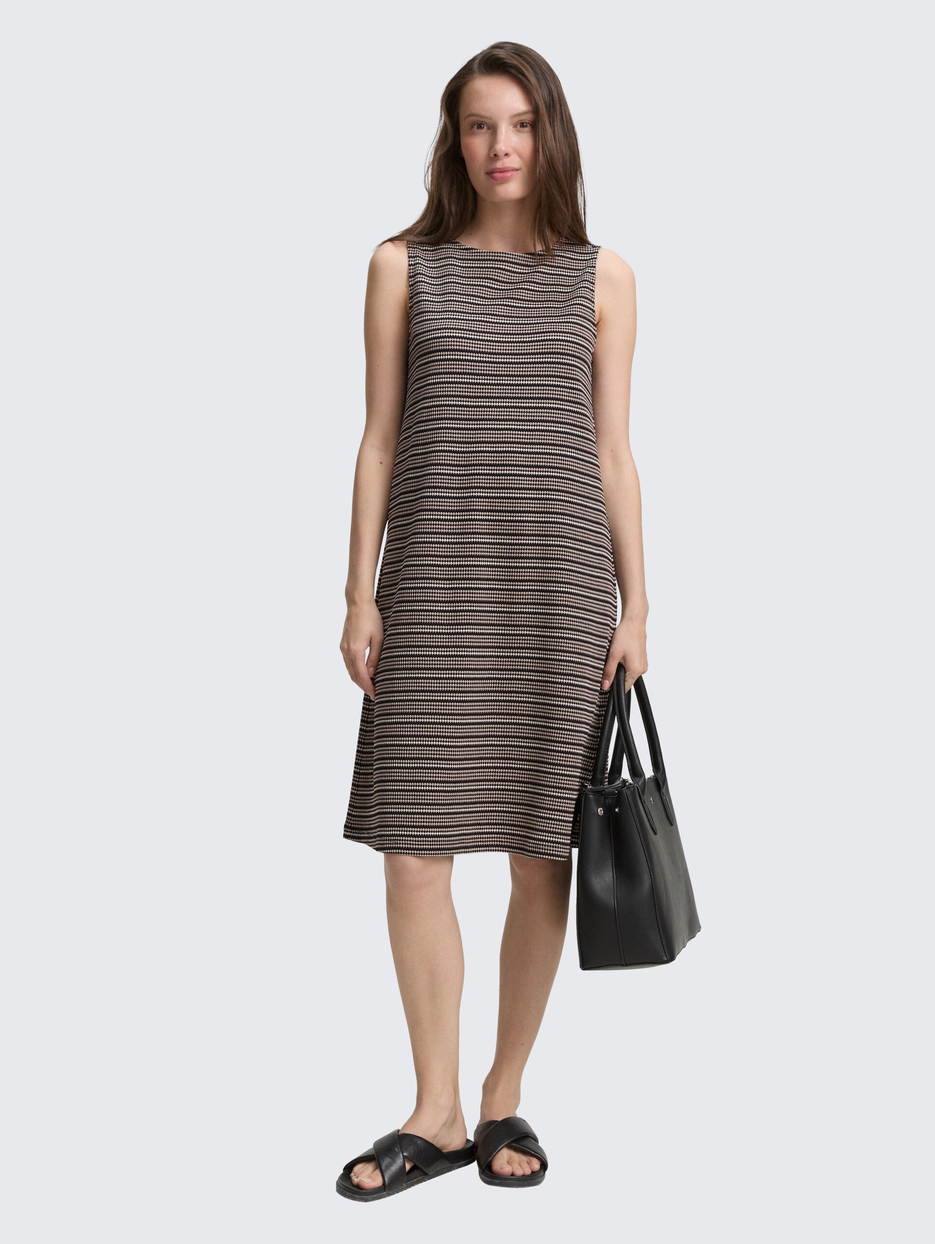 Jacquard Kleid - black knit structure stripe - seitliche Model-Ansicht