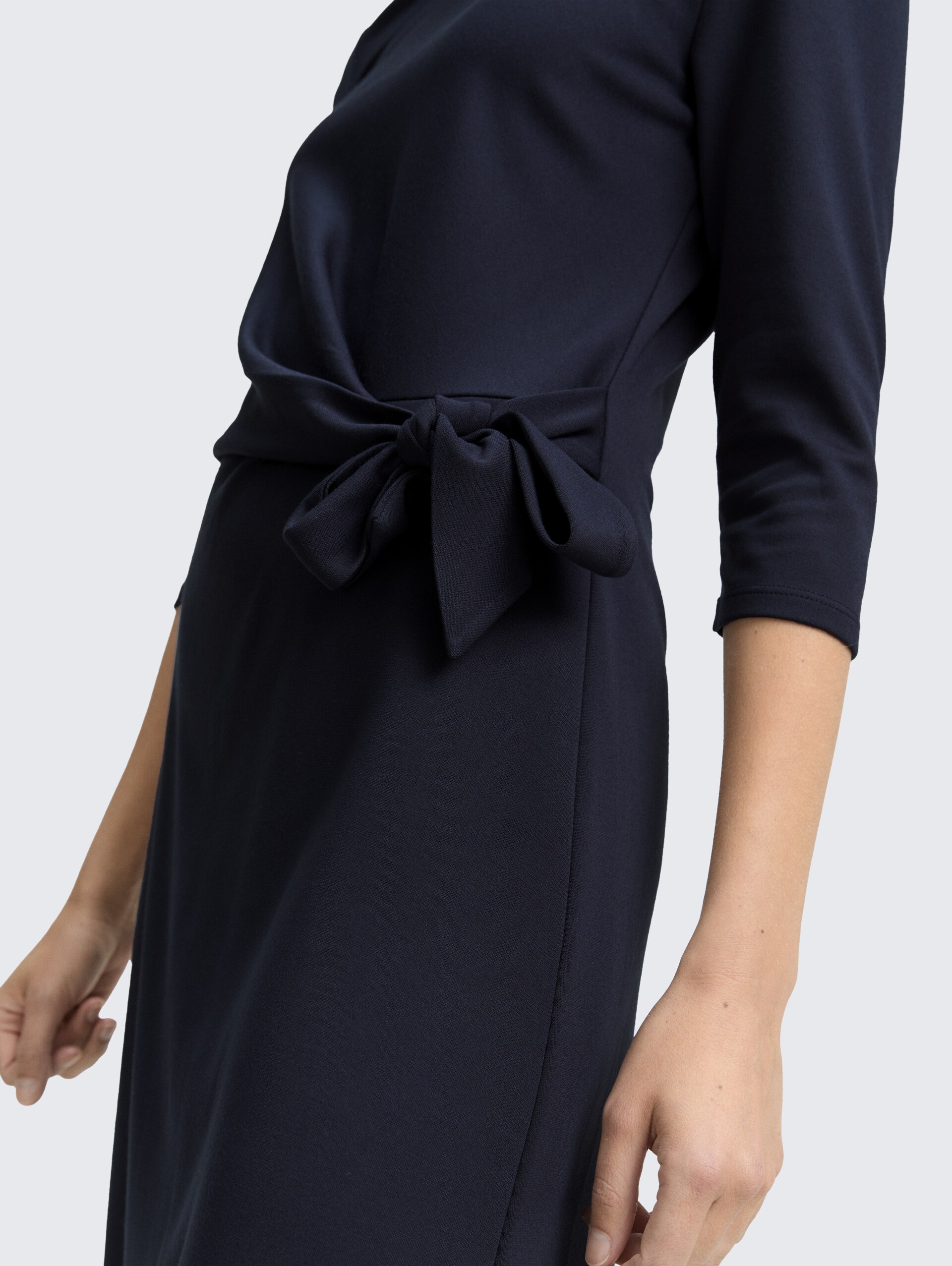 Jersey Midi-Kleid mit Knoten-Detail - Lunar Eclipse - Detail-Model-Ansicht