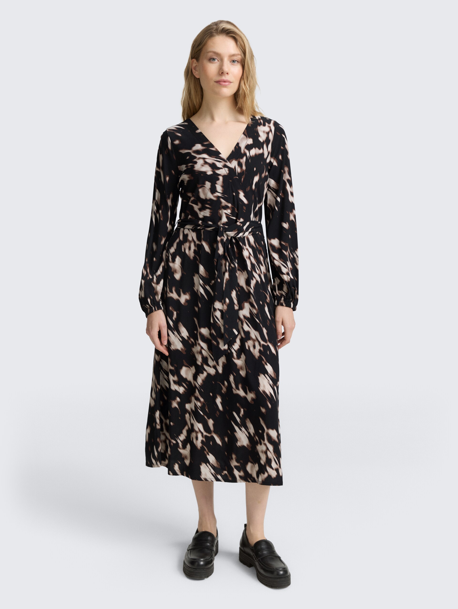 Midi wikkeljurk met patroon - blurry animal design - Model vooraanzicht