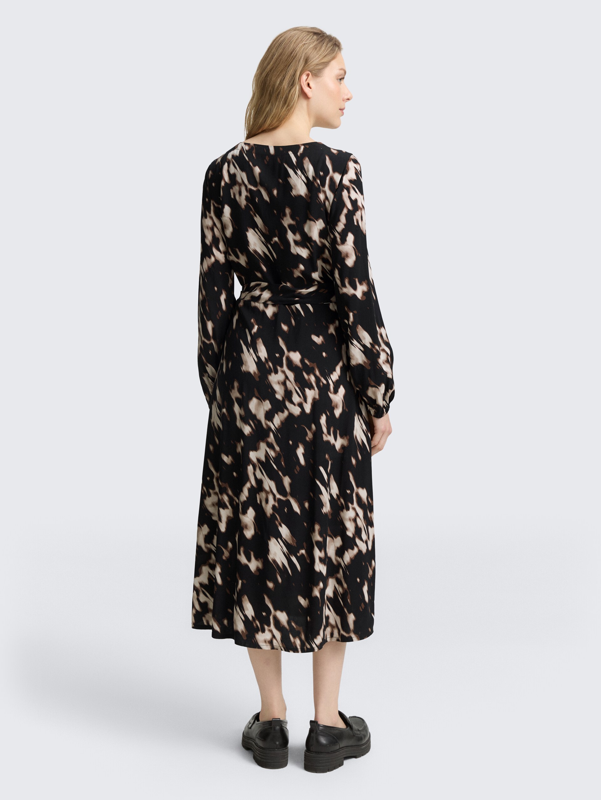 Midi wikkeljurk met patroon - blurry animal design - Model-achteraanzicht