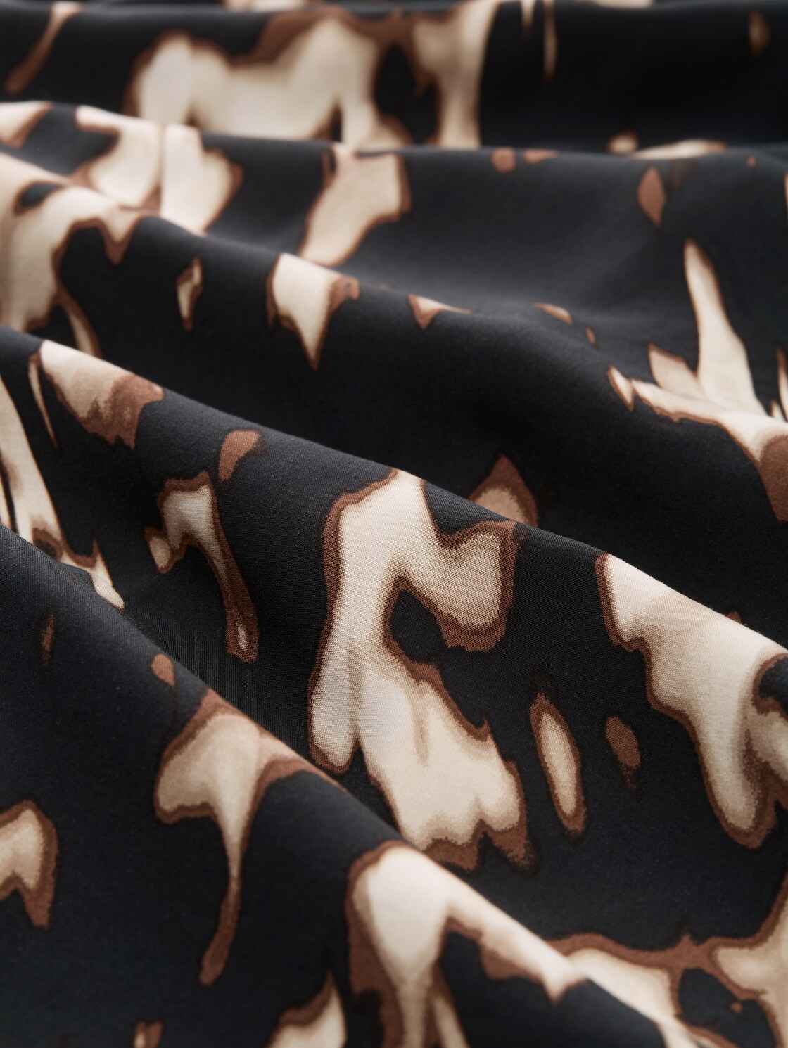 Midi-Wickelkleid mit Muster - blurry animal design - Material-Ansicht