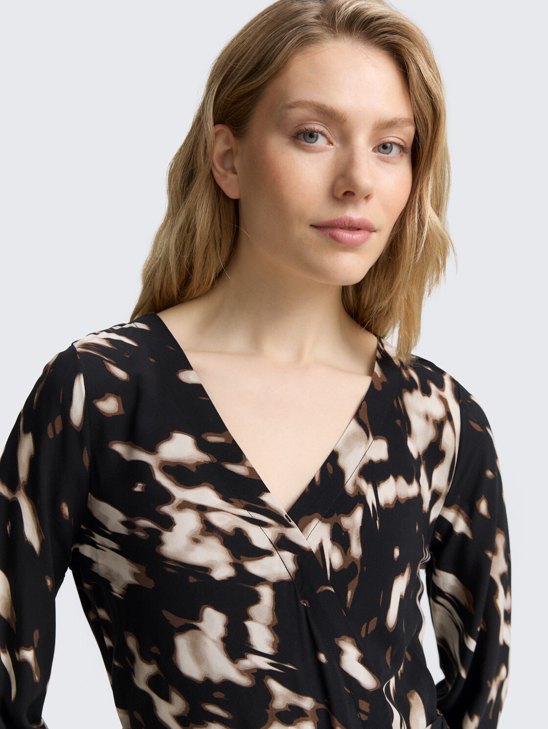 Midi-Wickelkleid mit Muster - blurry animal design - Detail-Model-Ansicht