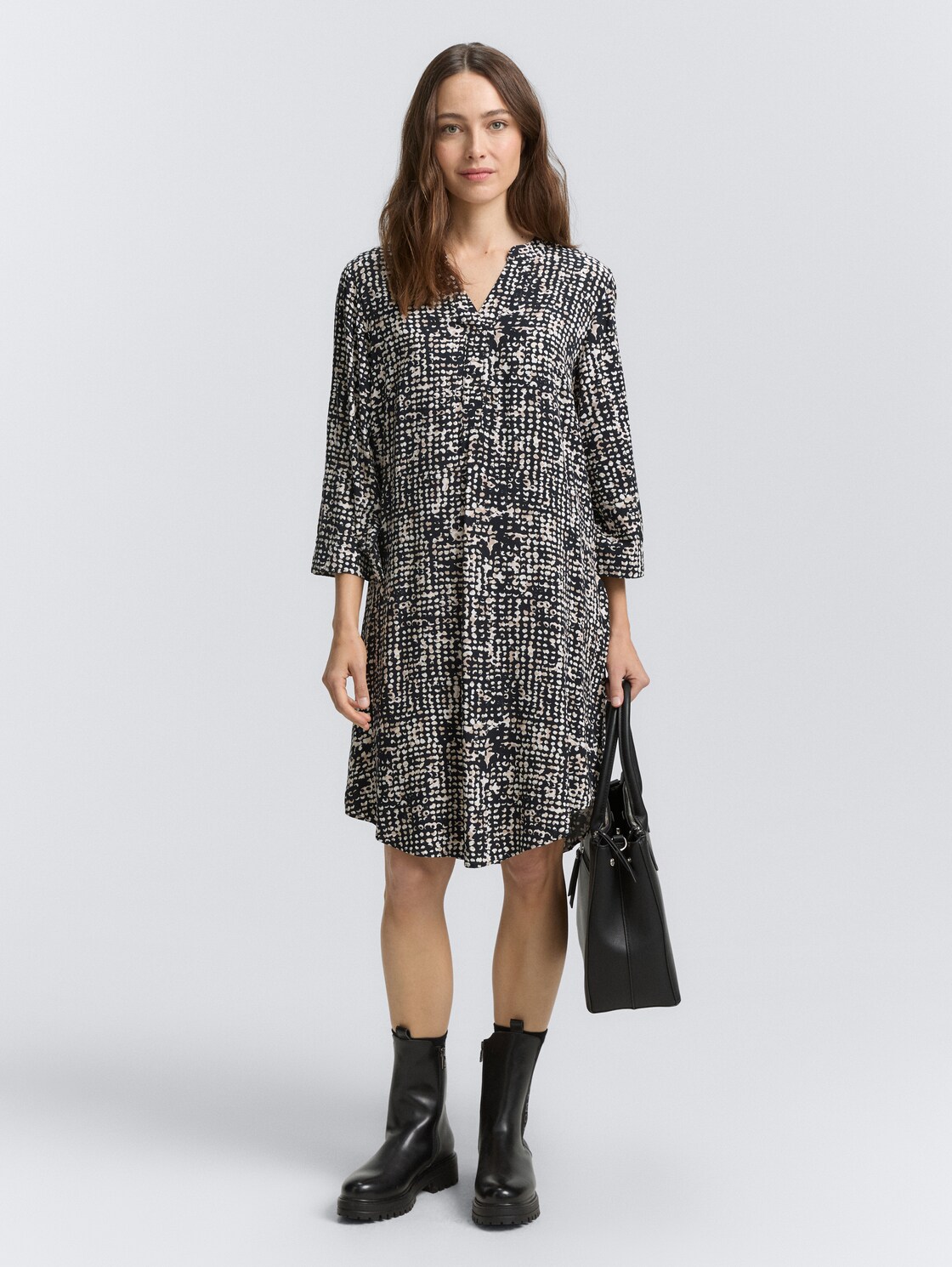 Kleid mit Muster - navy abstract dot design - seitliche Model-Ansicht