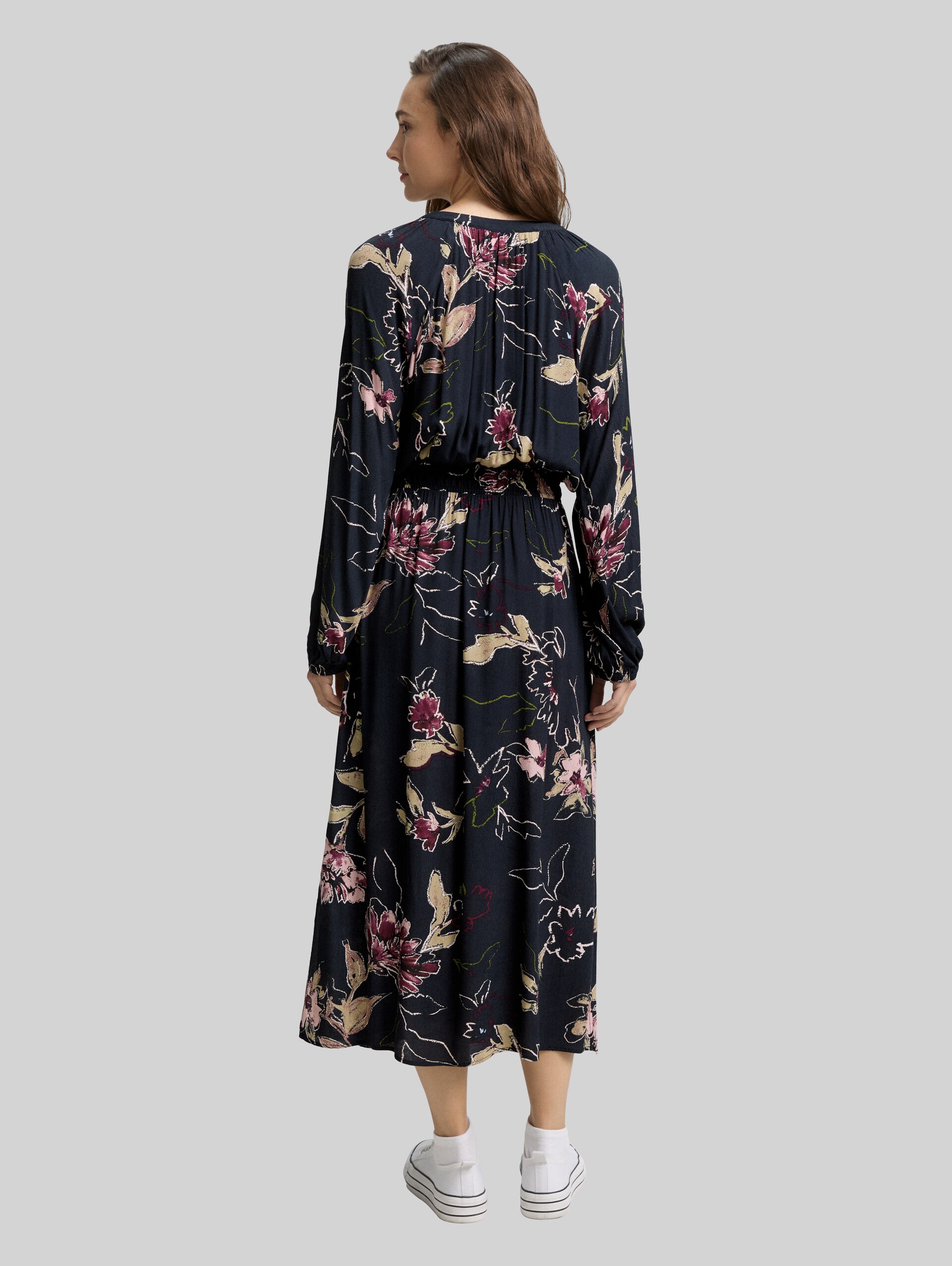 Maxi dress with floral pattern - big flower design - Model-back view
