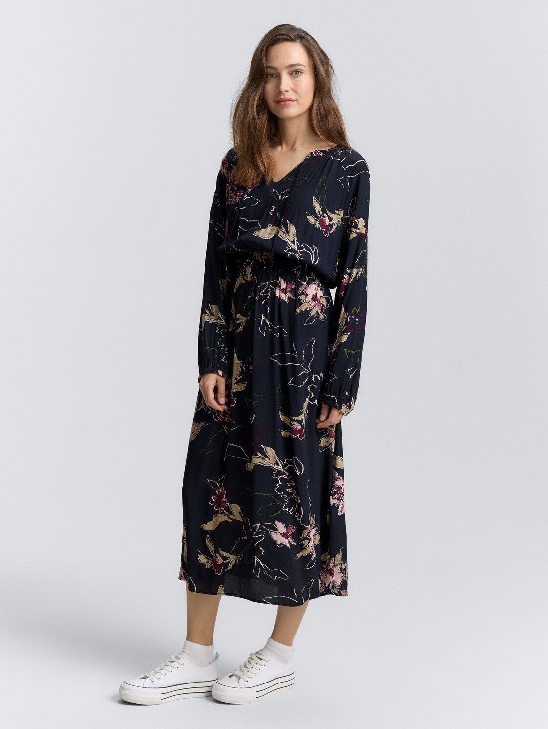 Maxi-Kleid mit Blumenmuster - big flower design - seitliche Model-Ansicht