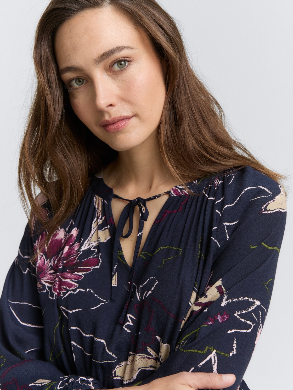 Maxi-Kleid mit Blumenmuster - big flower design - Detail-Model-Ansicht