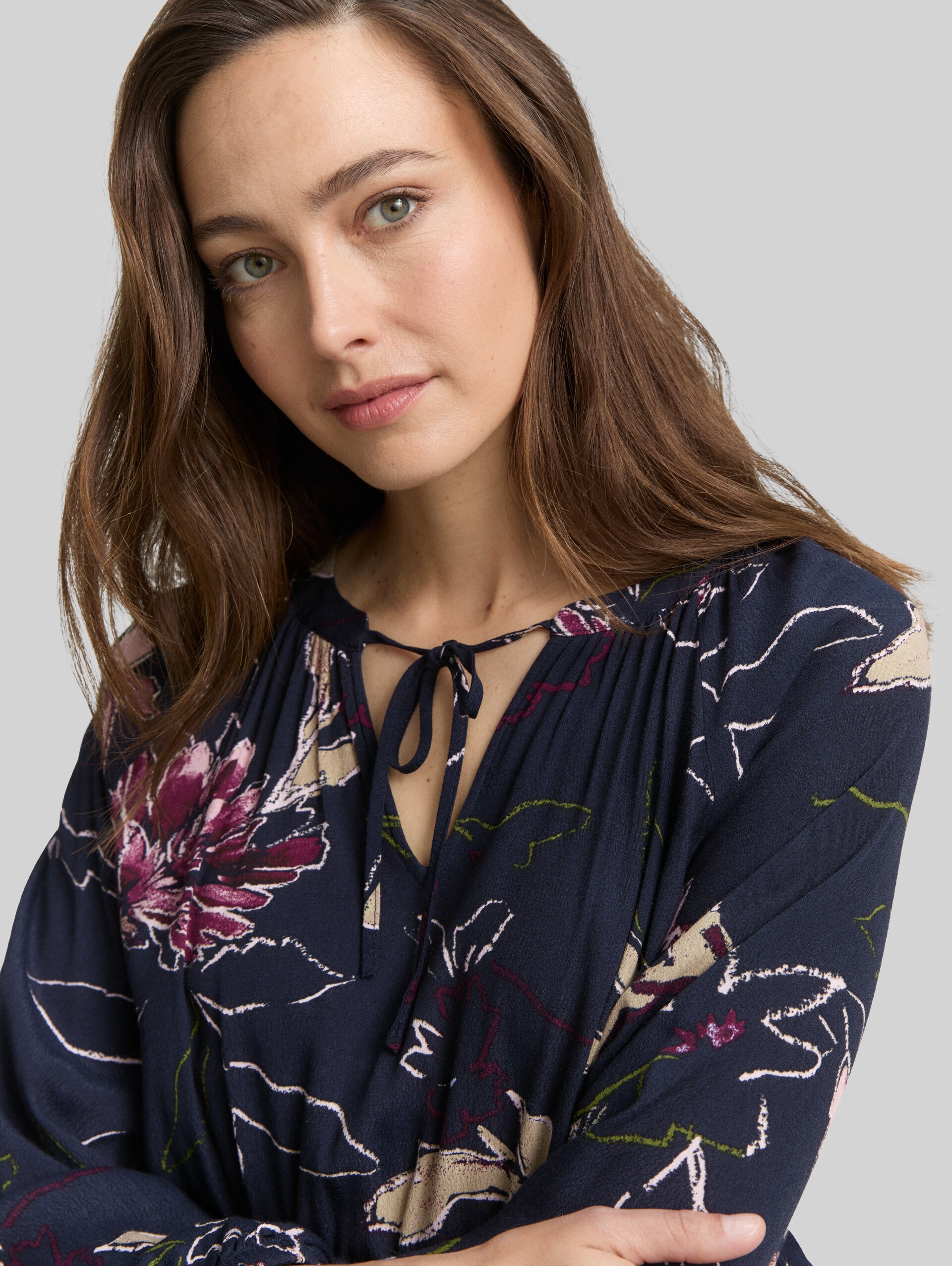 Maxi dress with floral pattern - big flower design - Detail model view