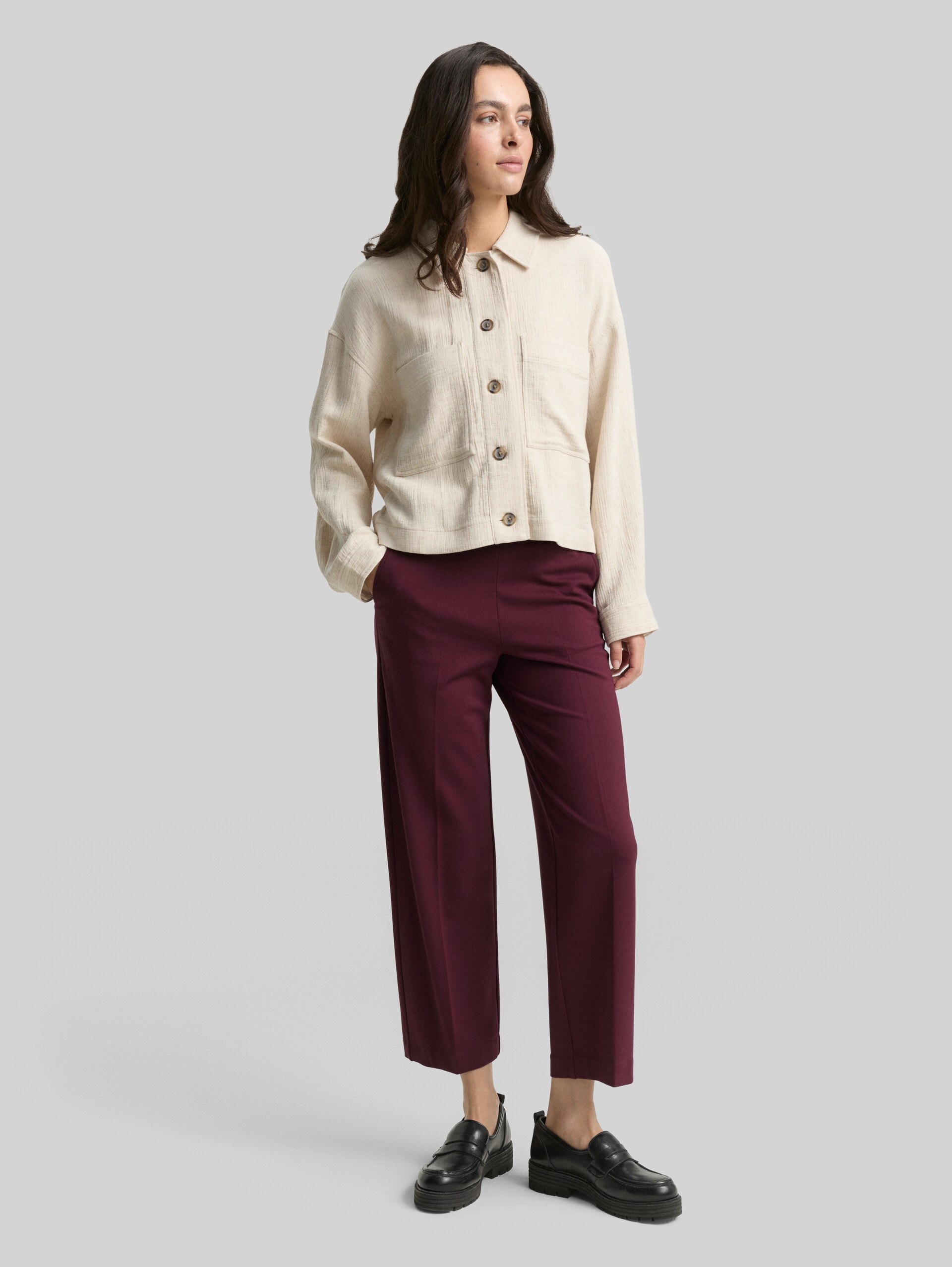 Cropped TTMIA Straight Hose - bordeaux red - Model-Vorderansicht