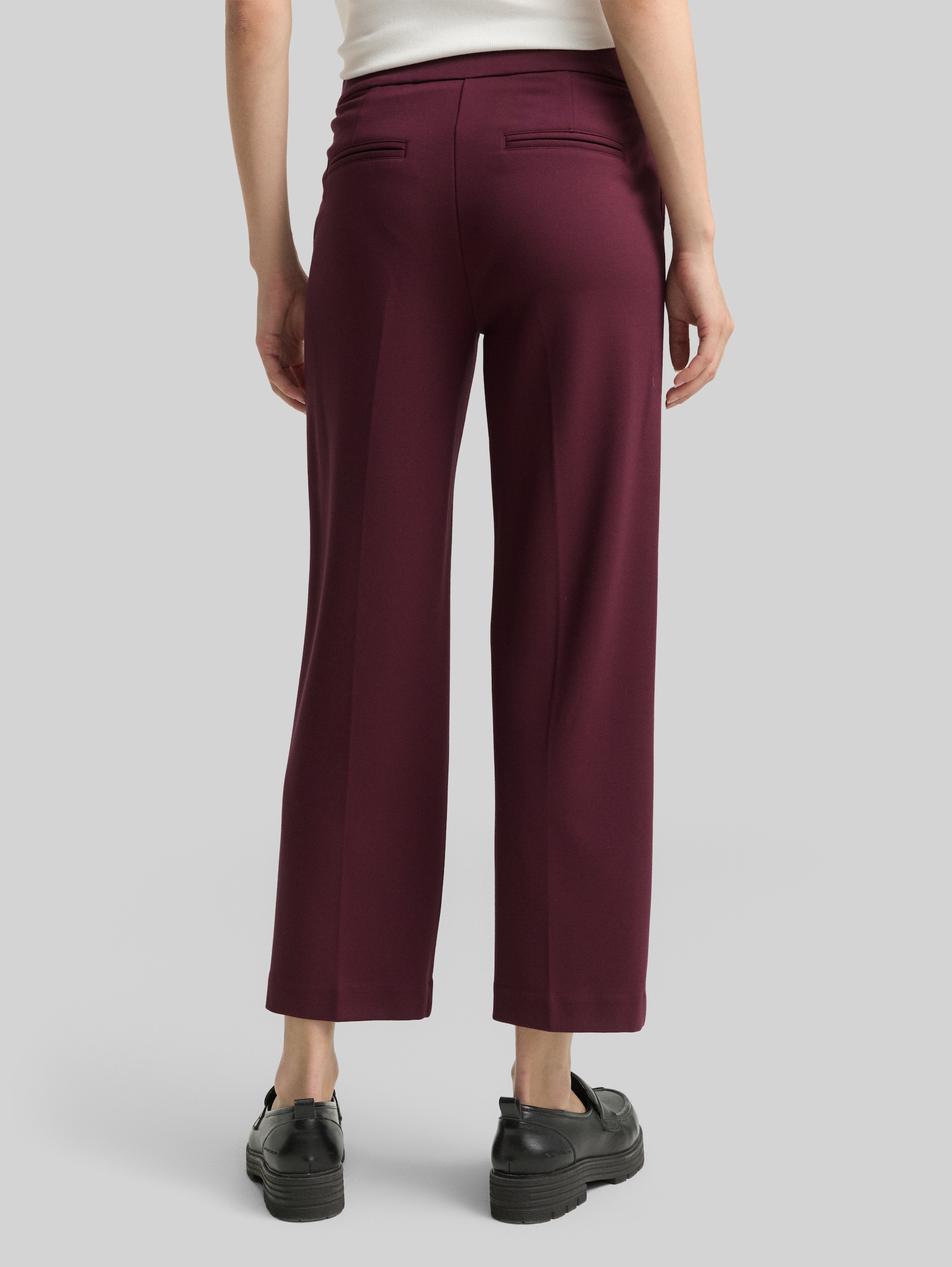 Cropped TTMIA Straight Hose - bordeaux red - Auschnitt Model-Rückansicht