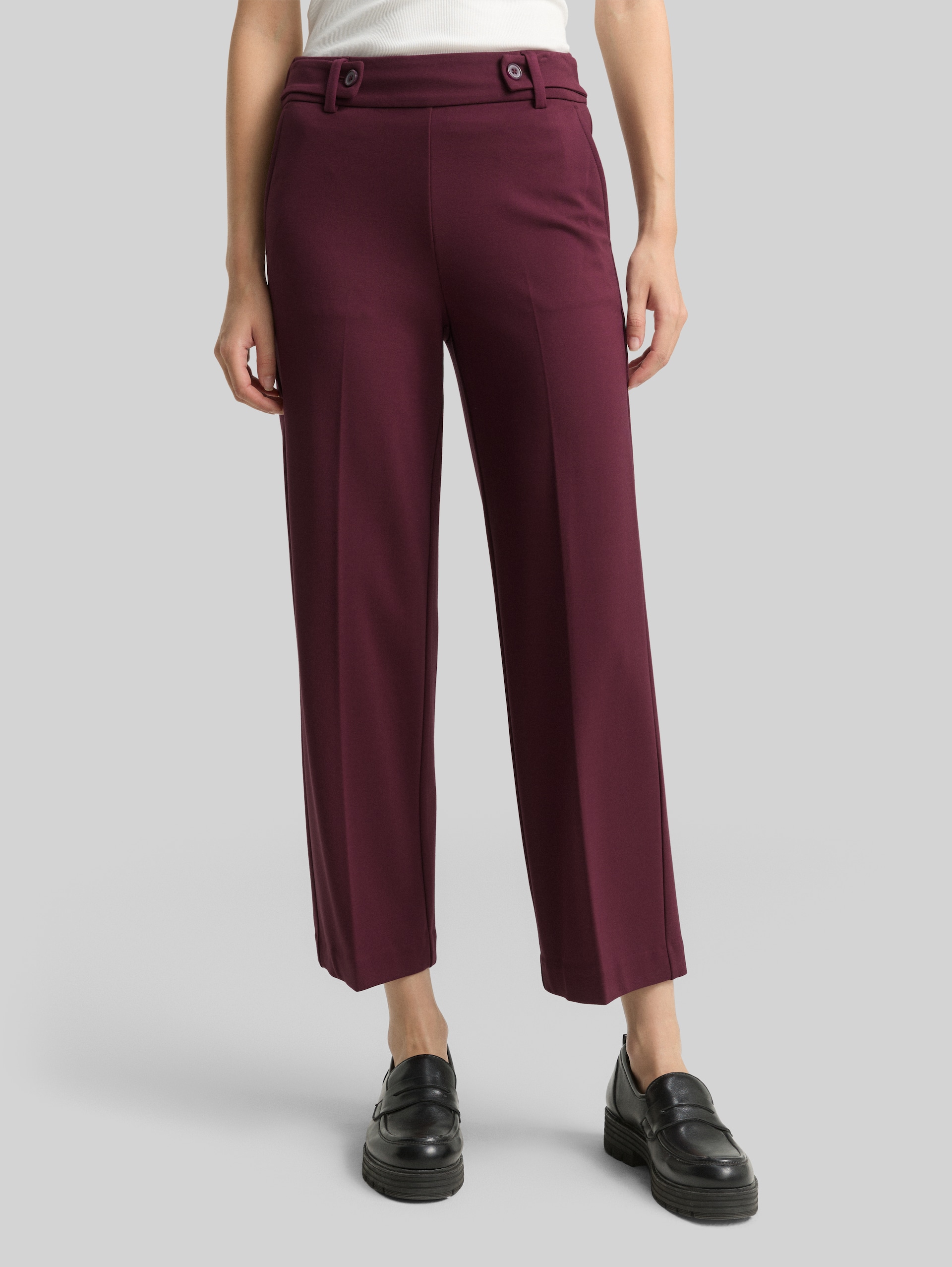 Cropped TTMIA Straight Hose - bordeaux red - Ausschnitt Model-Vorderansicht