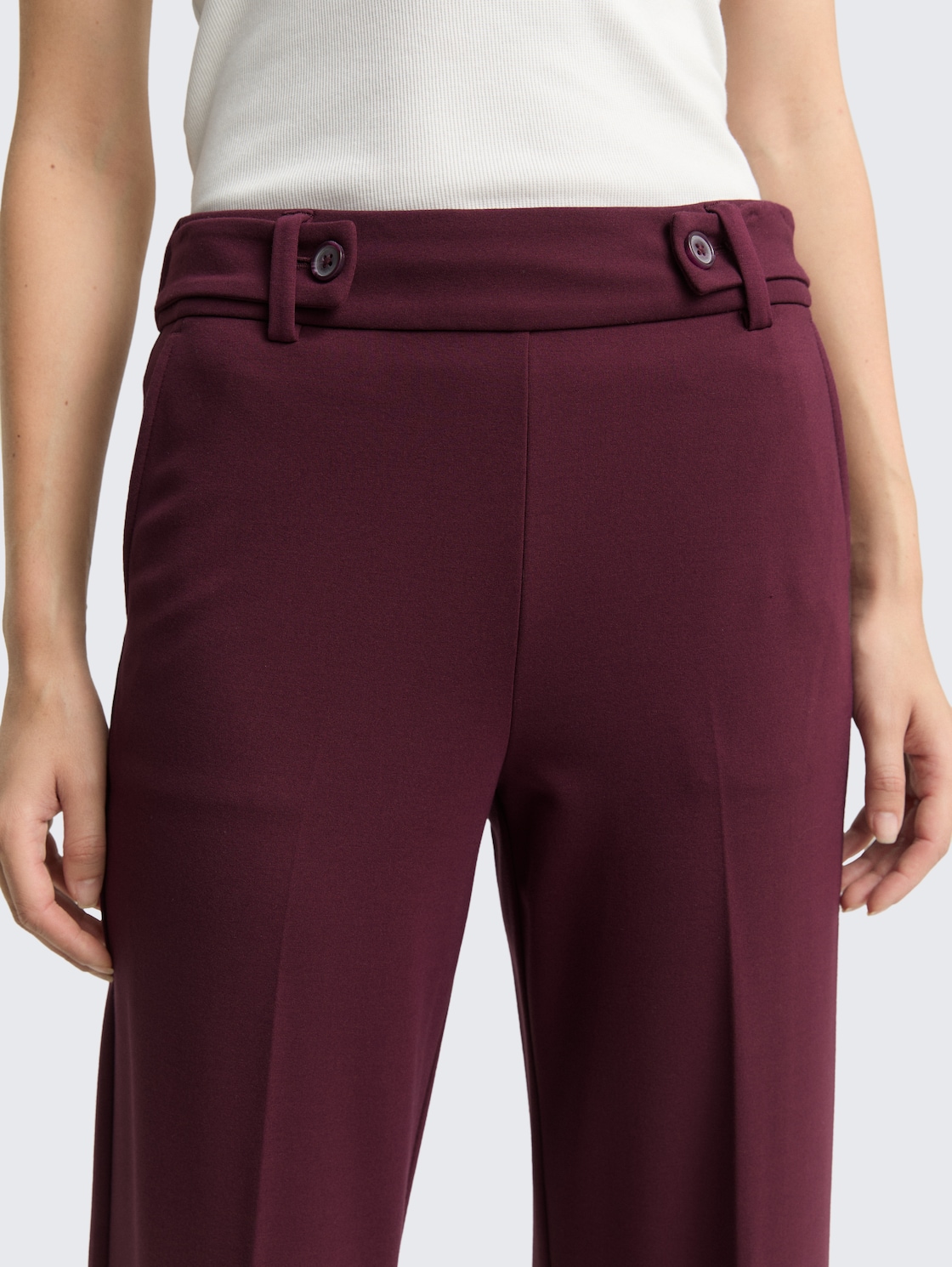 Cropped TTMIA Straight Hose - bordeaux red - Detail-Model-Ansicht