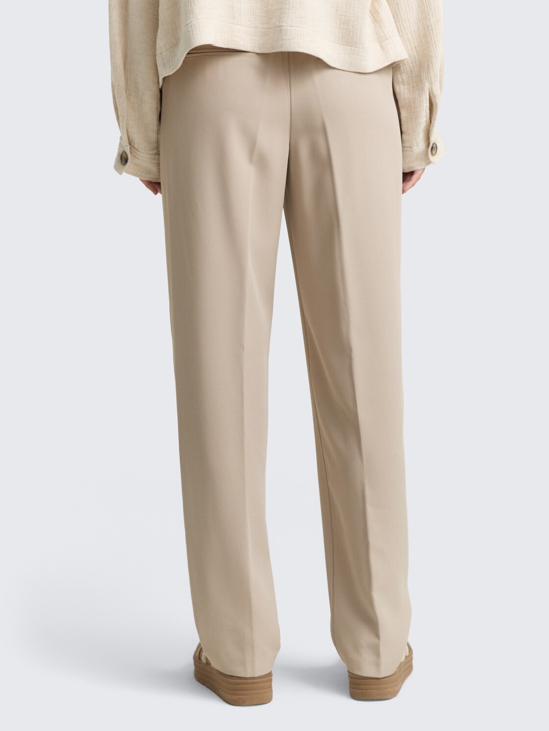 Loose Straight Hose - soft taupe grey - Auschnitt Model-Rückansicht