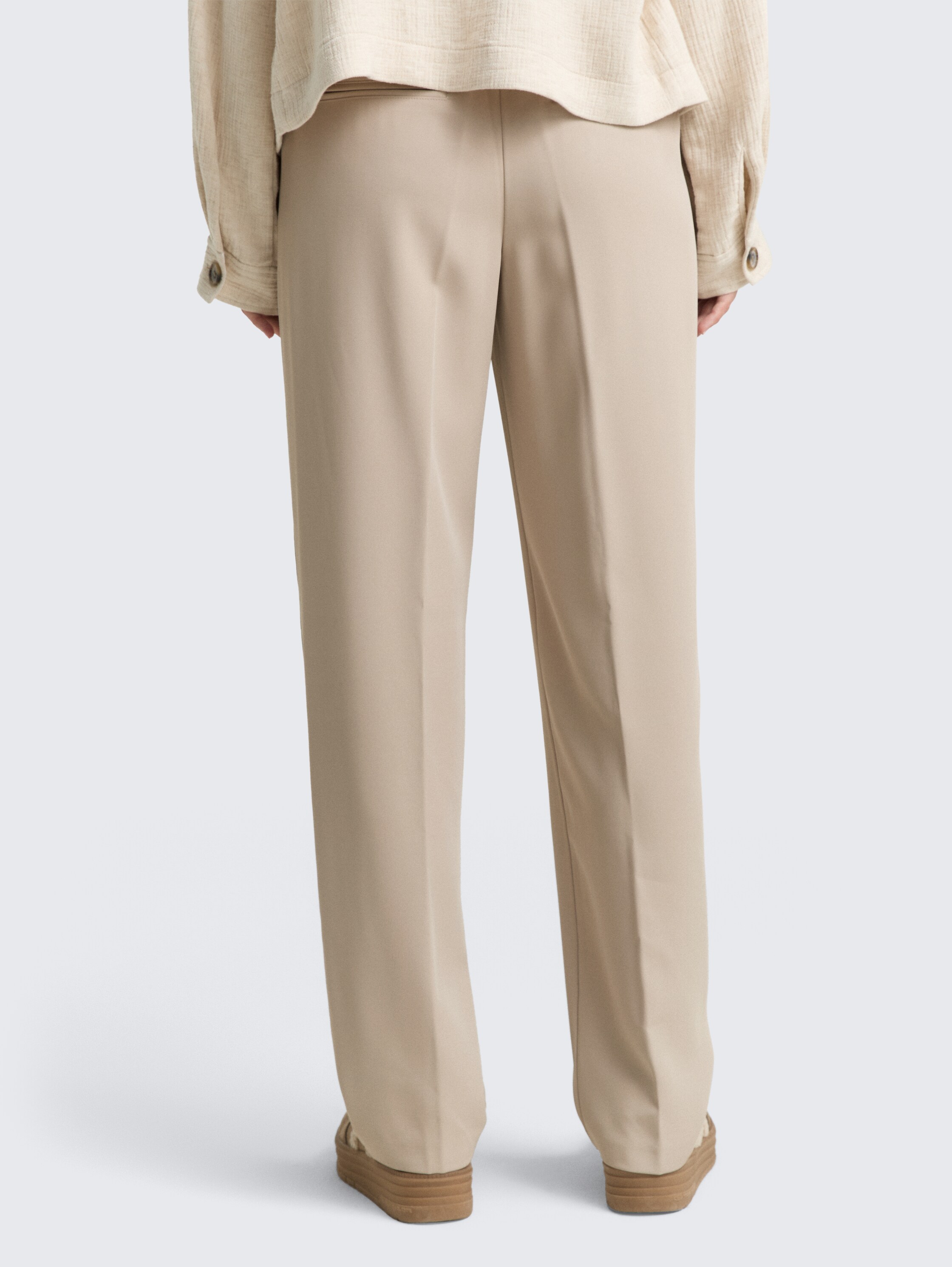 Loose Straight Hose - soft taupe grey - Auschnitt Model-Rückansicht