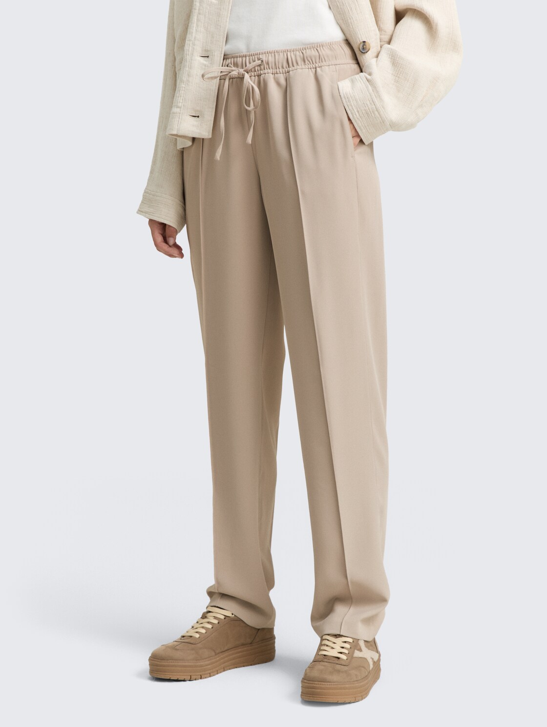 Loose Straight Hose - soft taupe grey - Ausschnitt Model-Vorderansicht