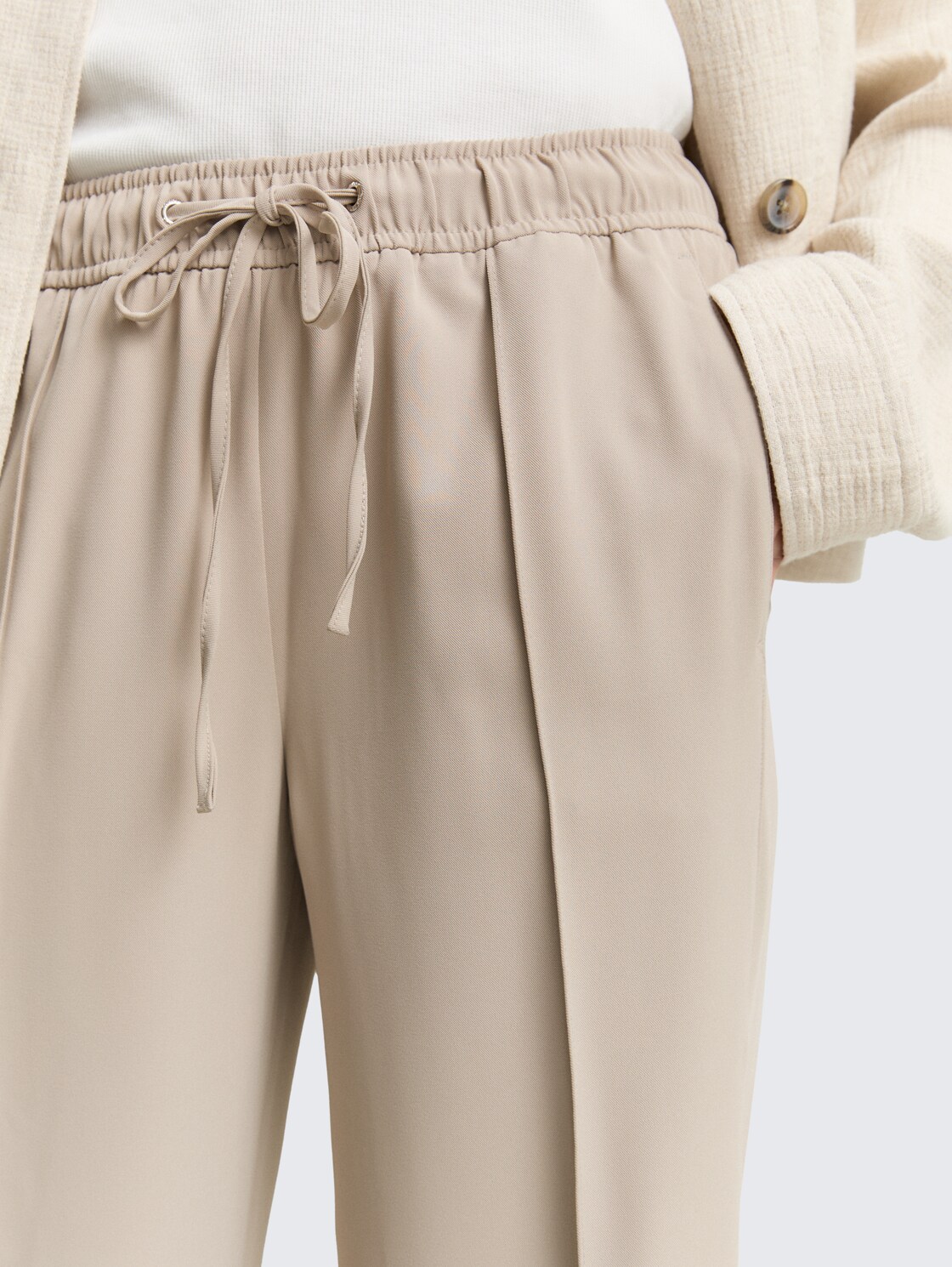 Loose Straight Hose - soft taupe grey - Detail-Model-Ansicht