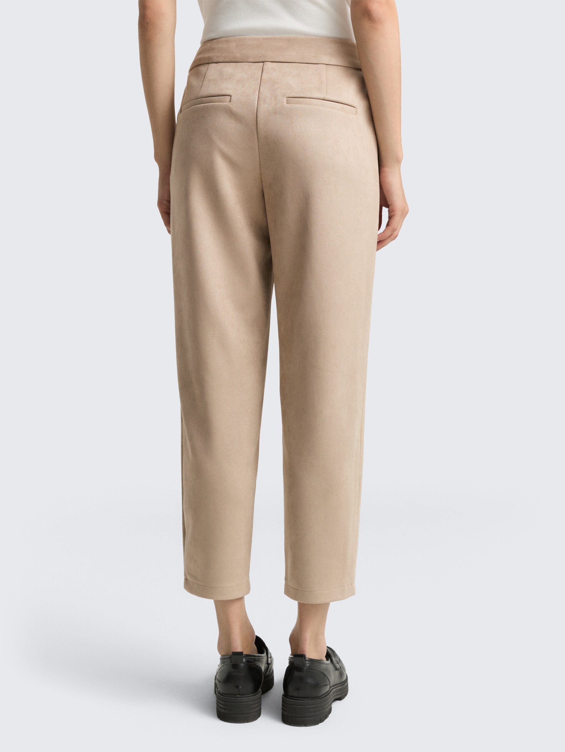 Loose Fit Hose in Wildleder-Optik - soft taupe grey - Auschnitt Model-Rückansicht