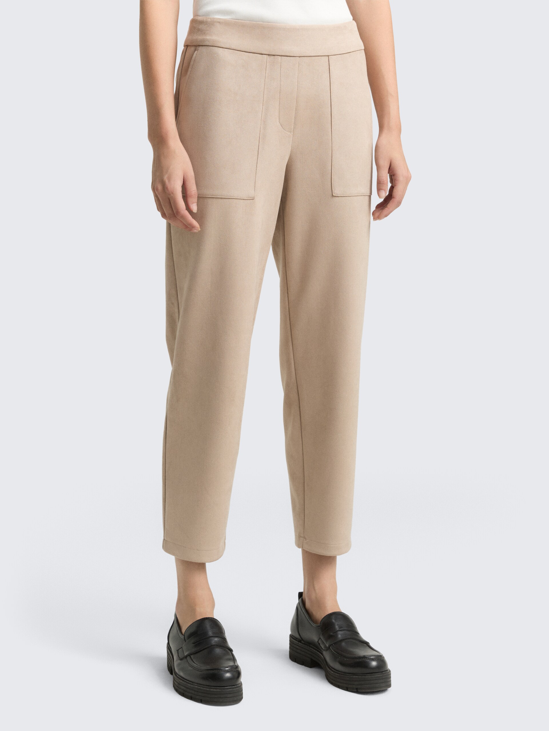 Loose Fit Hose in Wildleder-Optik - soft taupe grey - Ausschnitt Model-Vorderansicht