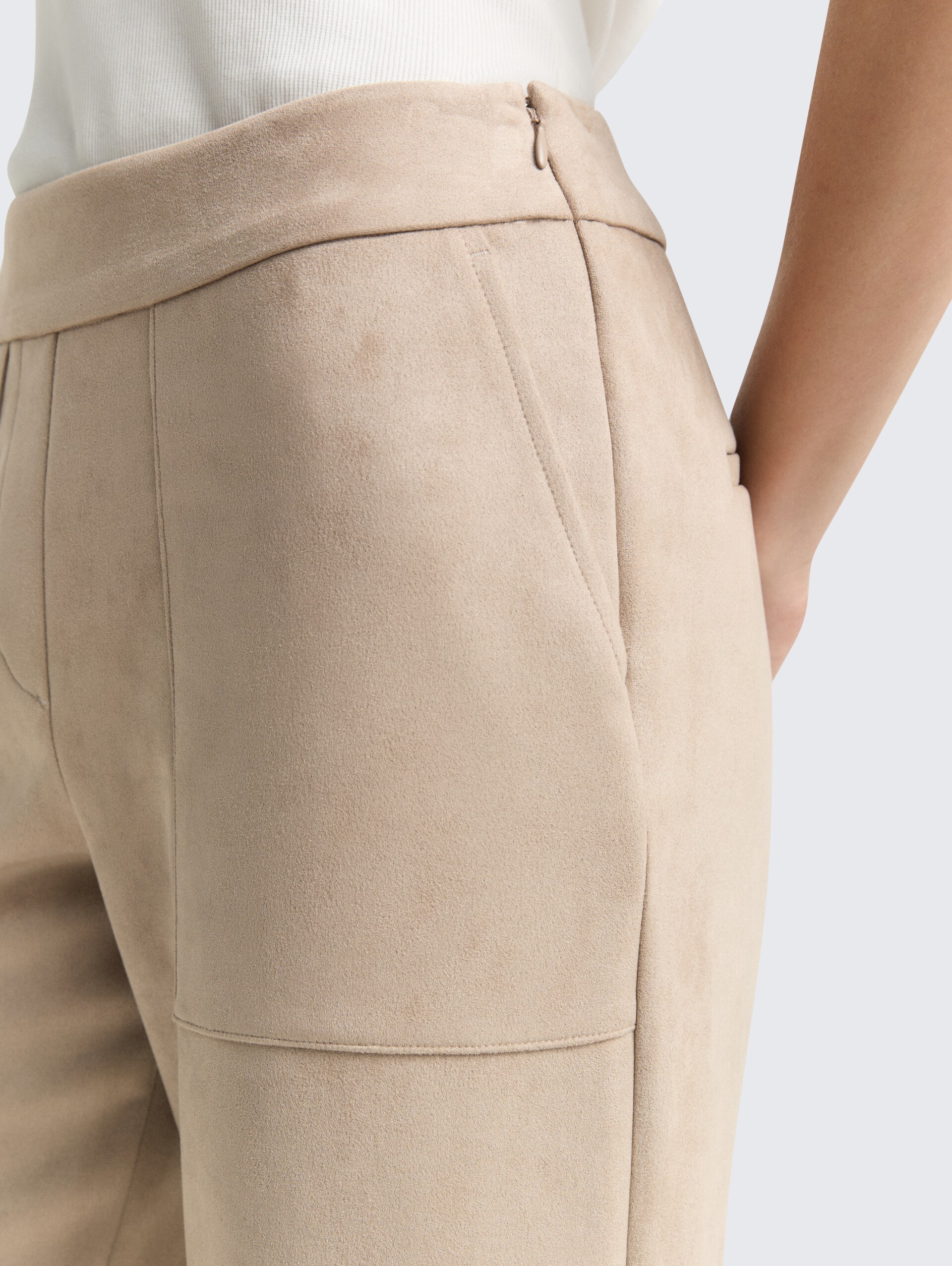 Loose Fit Hose in Wildleder-Optik - soft taupe grey - Detail-Model-Ansicht