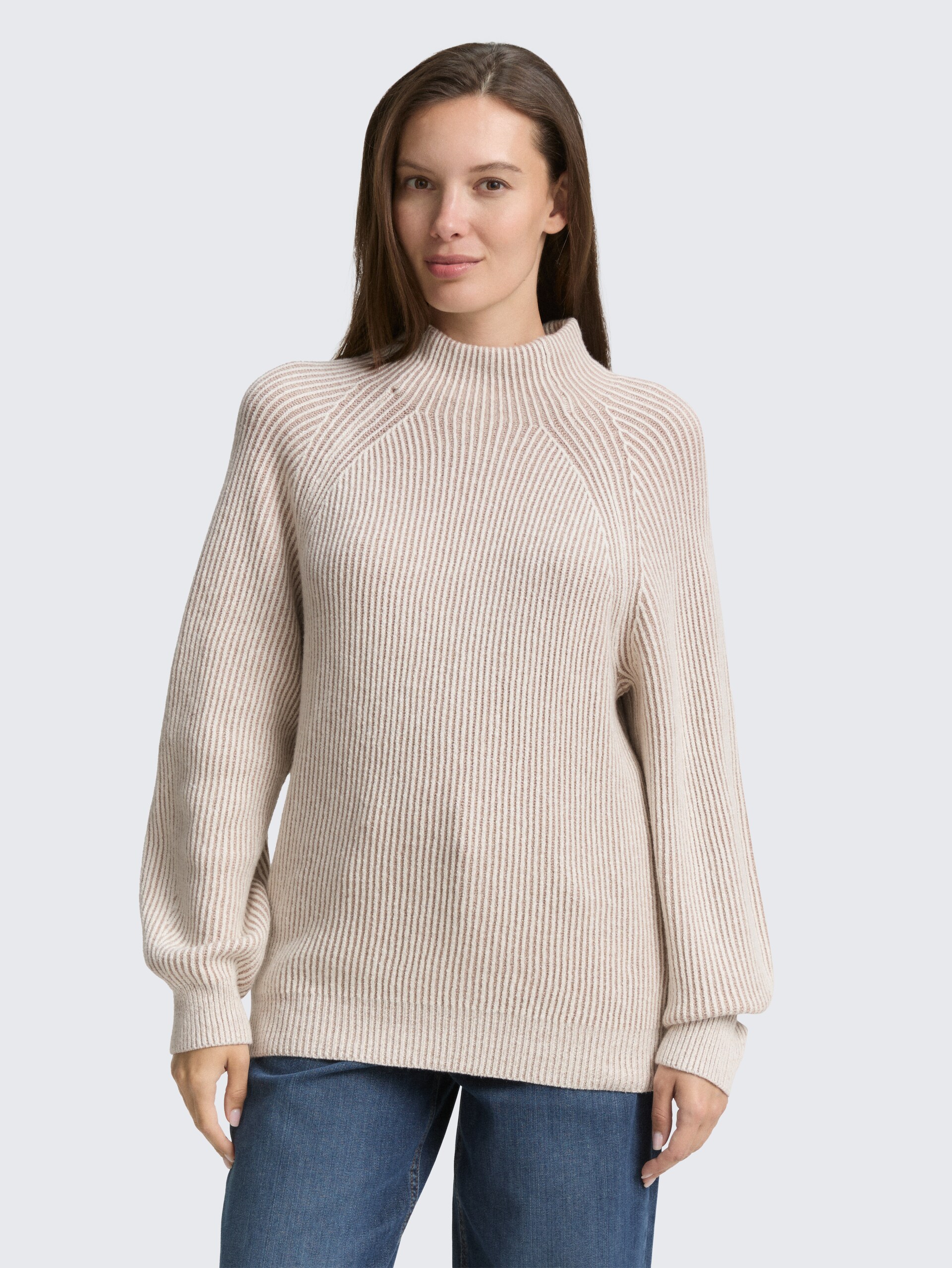Loose Fit Strickpullover mit Stehkragen - soft taupe rib structure - Ausschnitt Model-Vorderansicht