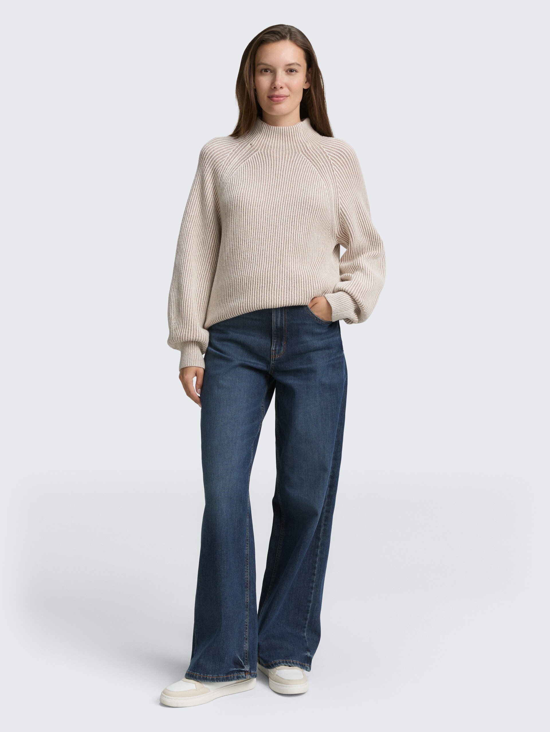 Loose Fit Strickpullover mit Stehkragen - soft taupe rib structure - Model-Vorderansicht
