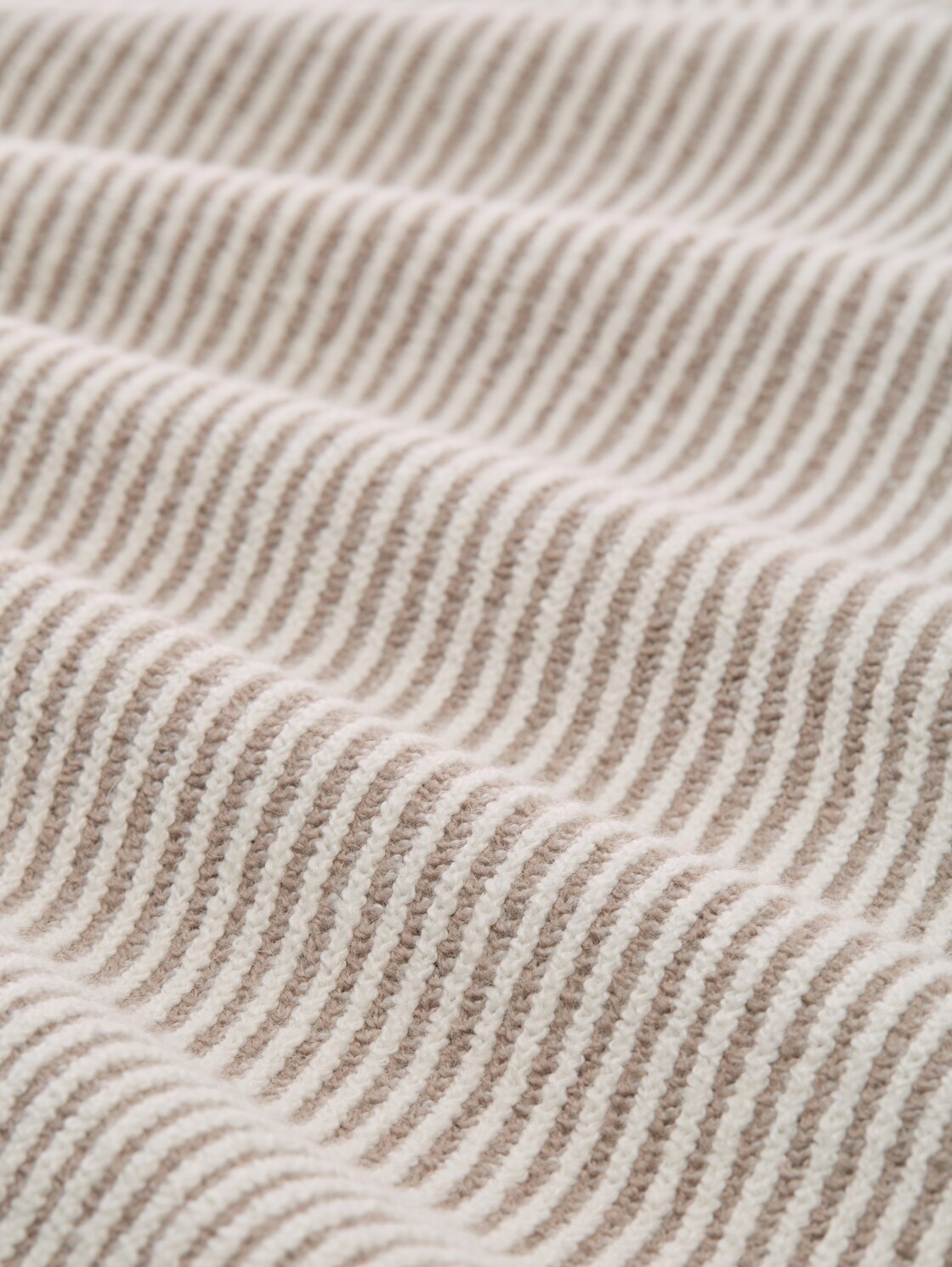 Loose Fit Strickpullover mit Stehkragen - soft taupe rib structure - Material-Ansicht