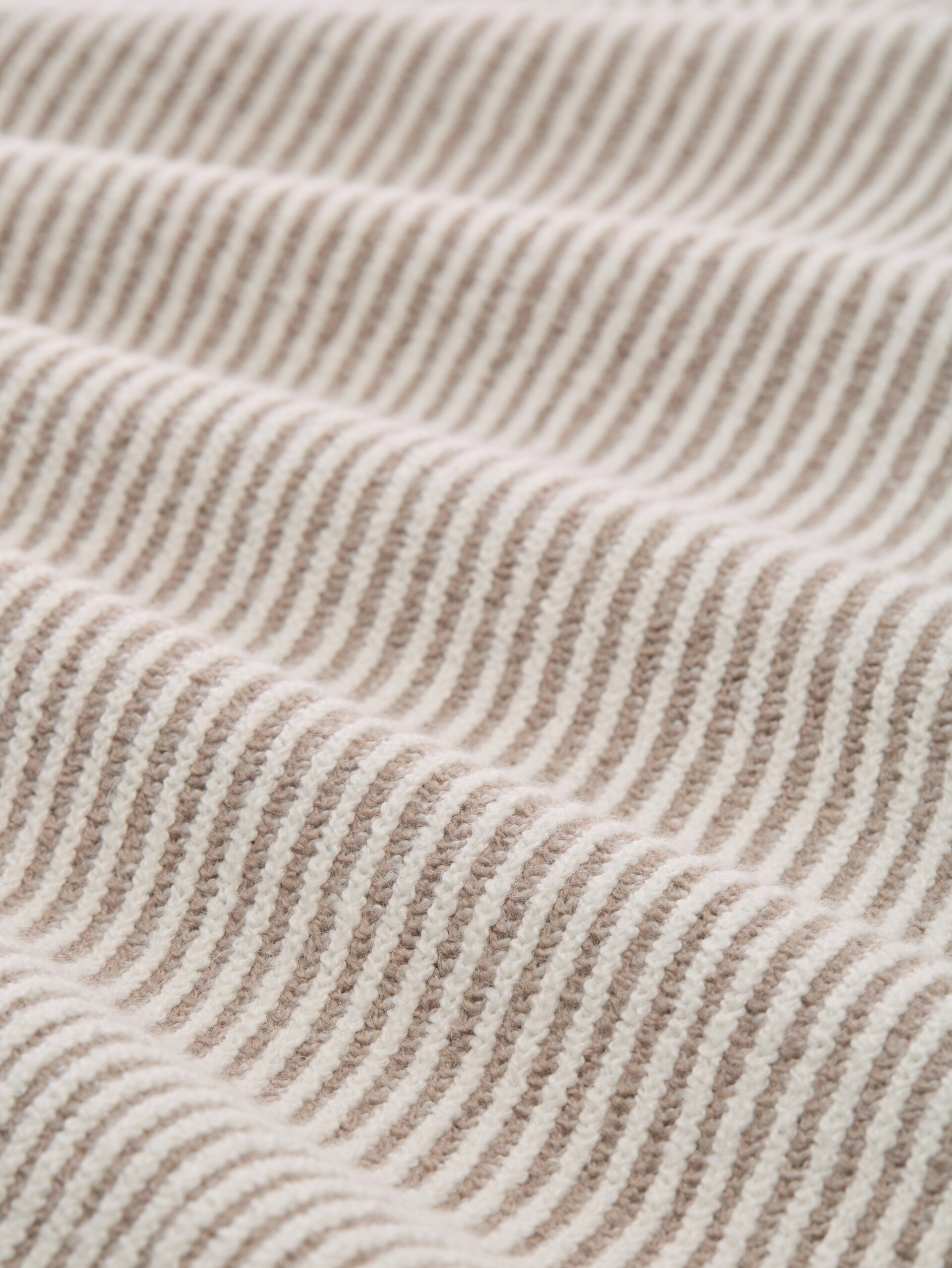 Loose Fit Strickpullover mit Stehkragen - soft taupe rib structure - Material-Ansicht