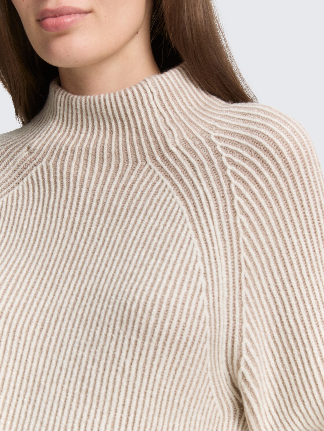 Loose Fit Strickpullover mit Stehkragen - soft taupe rib structure - Detail-Model-Ansicht