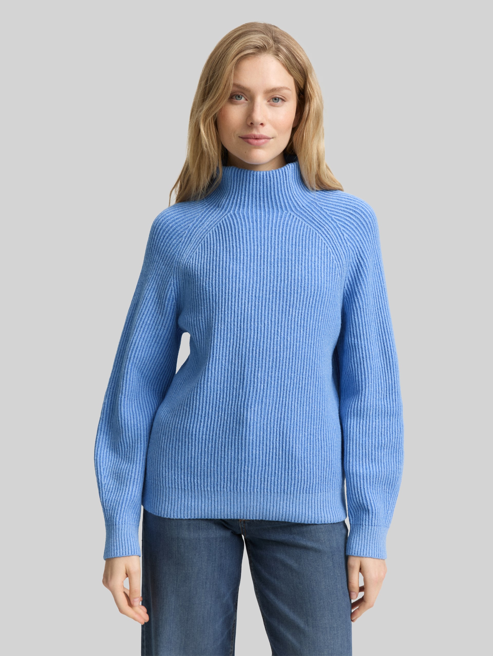 Loose fit knitted jumper with stand-up collar - light blue knit structure - Neckline model front view