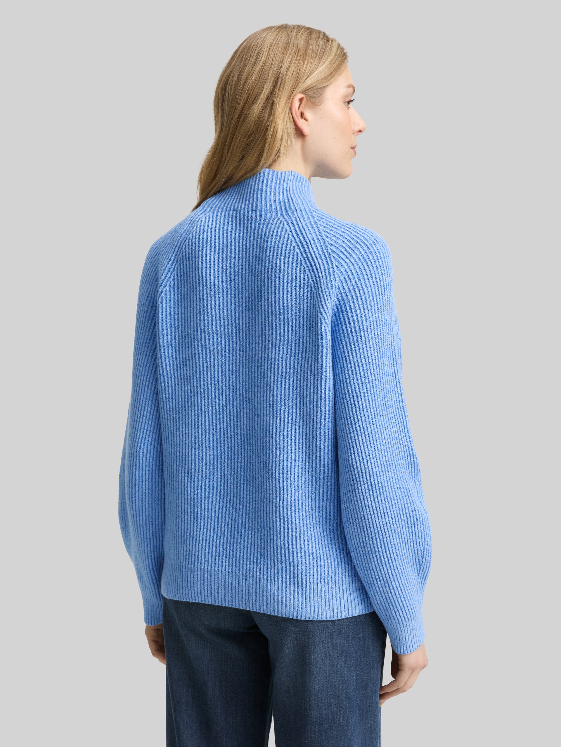 Loose fit knitted jumper with stand-up collar - light blue knit structure