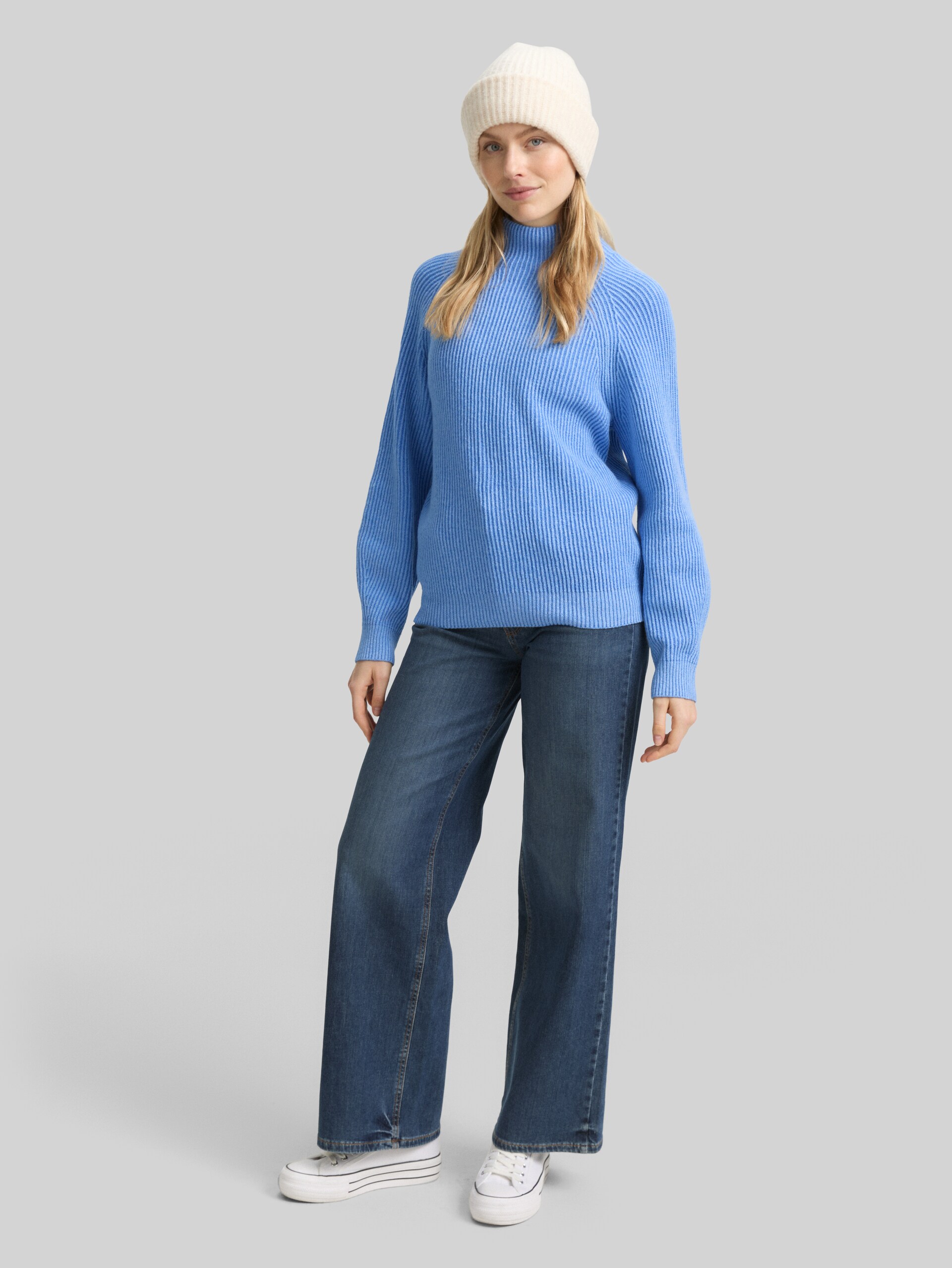 Loose fit knitted jumper with stand-up collar - light blue knit structure - Model front view