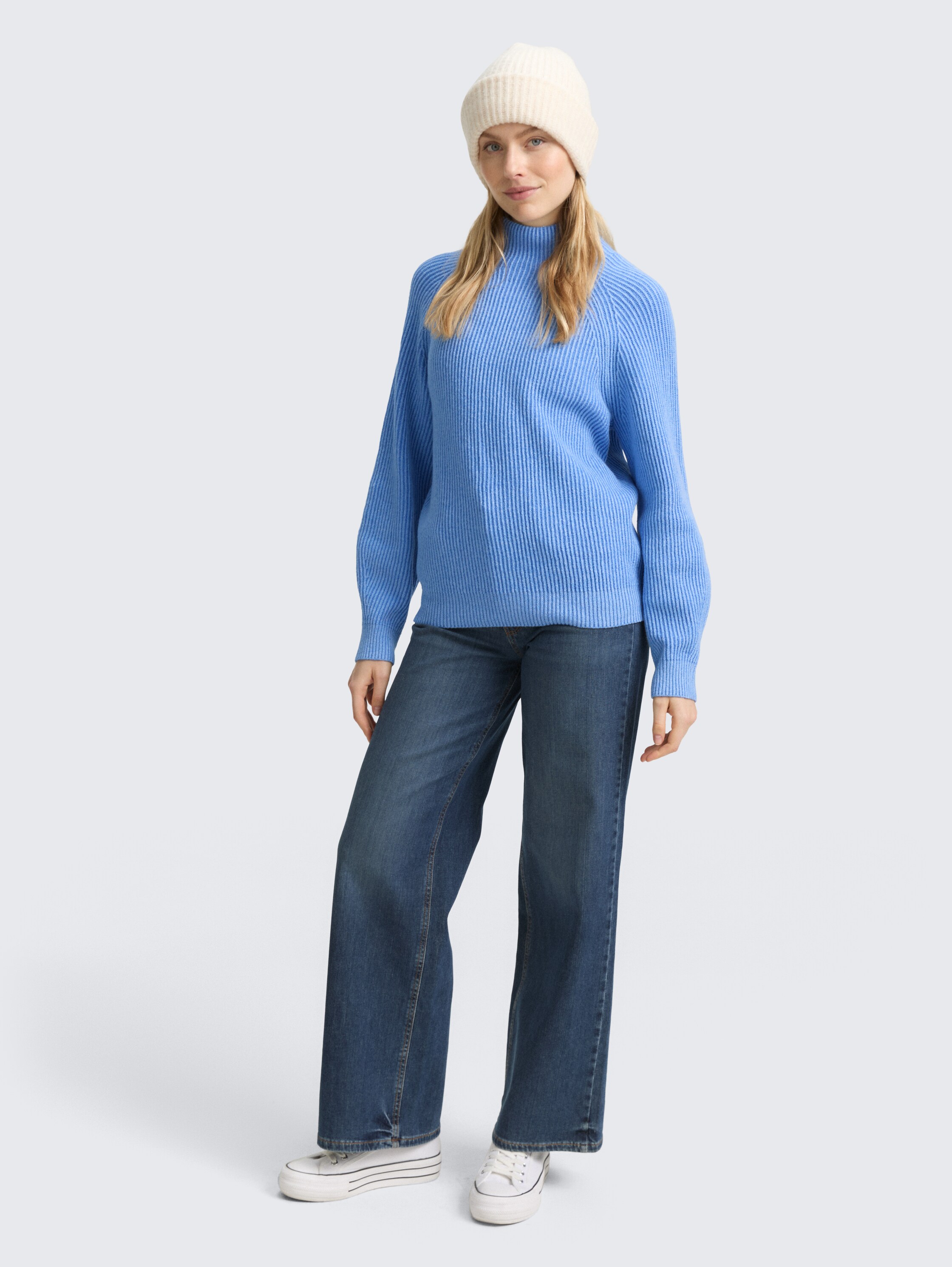 Loose Fit Strickpullover mit Stehkragen - light blue knit structure - Model-Vorderansicht