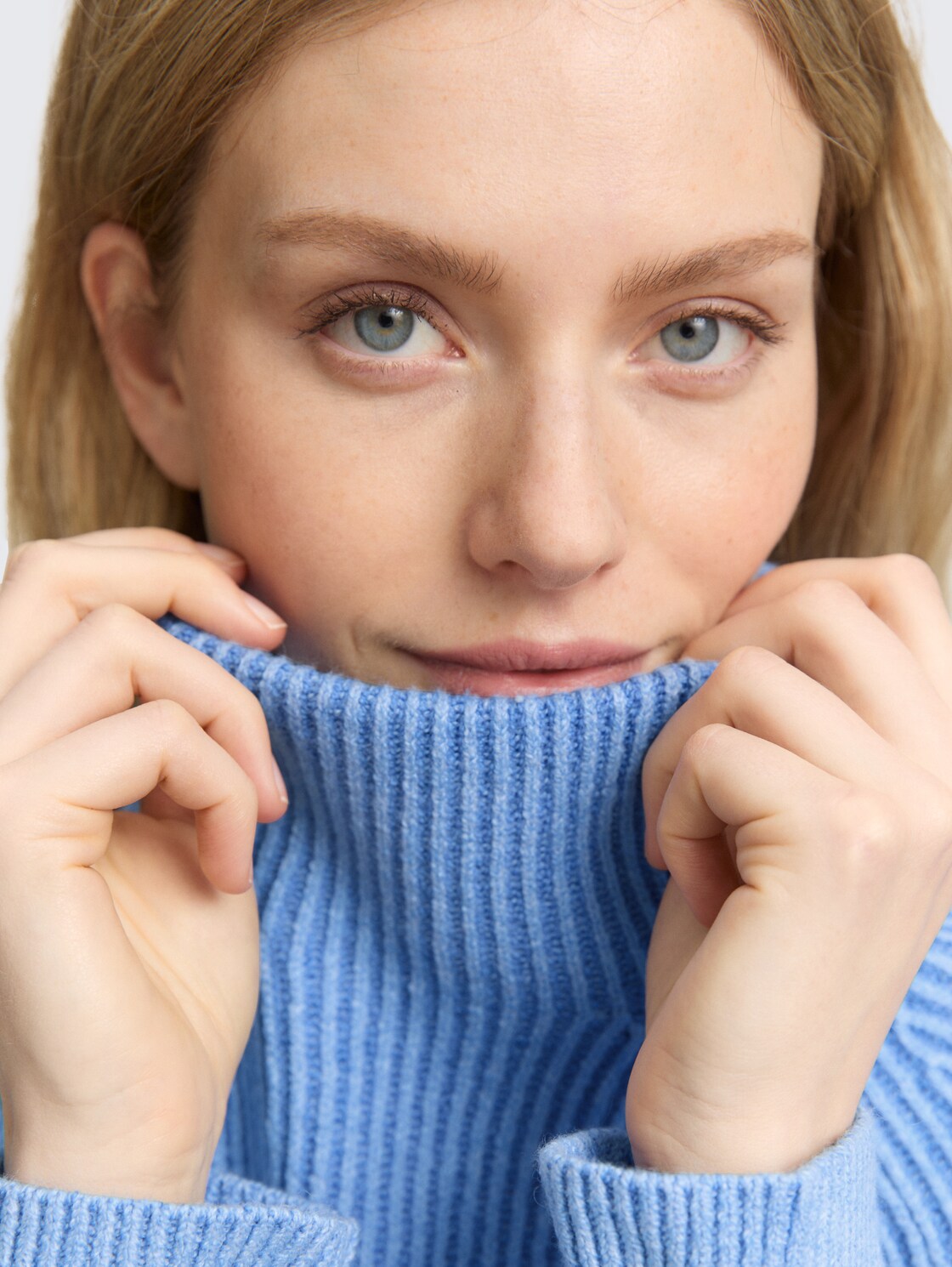 Loose Fit Strickpullover mit Stehkragen - light blue knit structure - Detail-Model-Ansicht