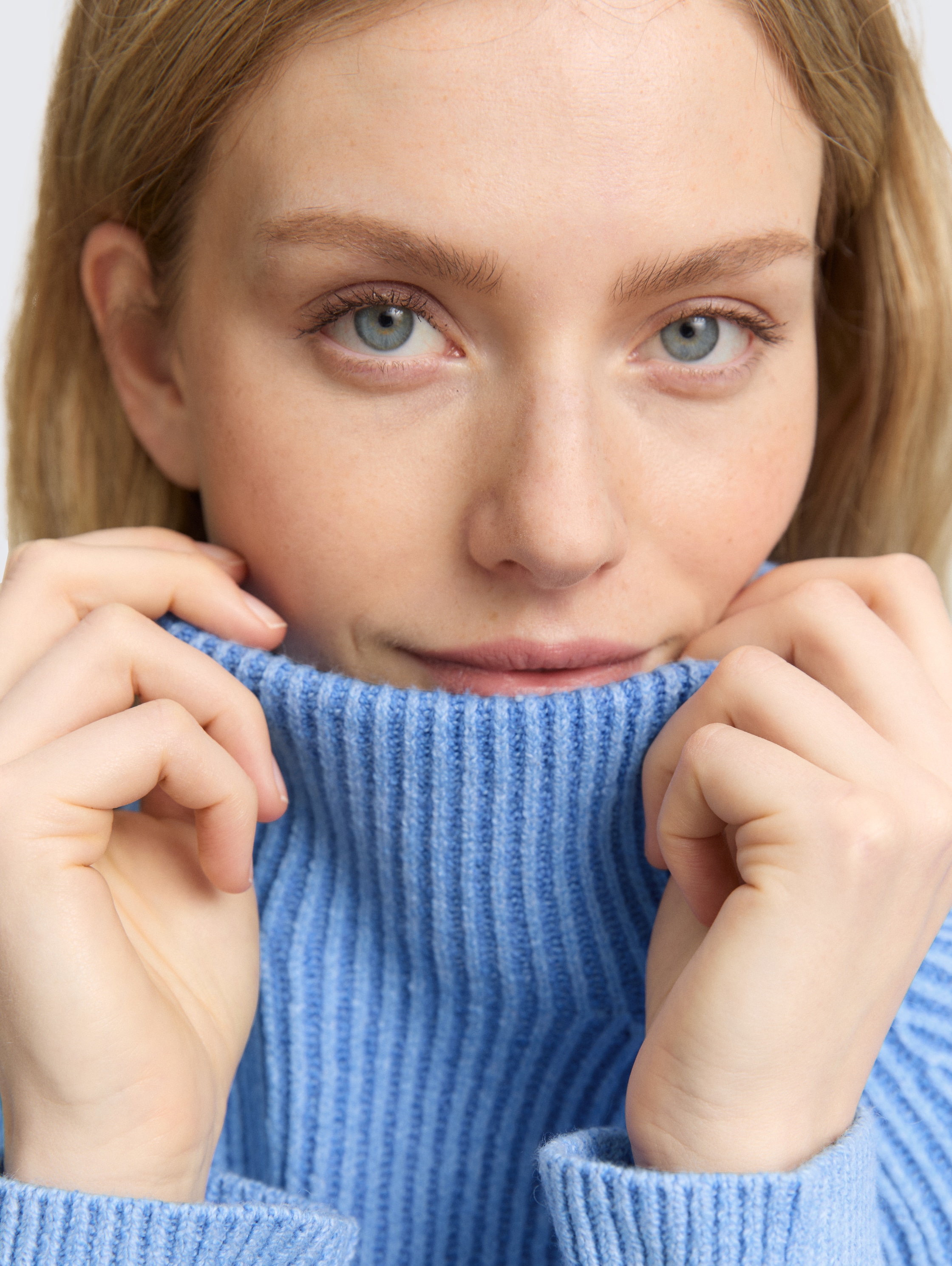 Loose Fit Strickpullover mit Stehkragen - light blue knit structure - Detail-Model-Ansicht