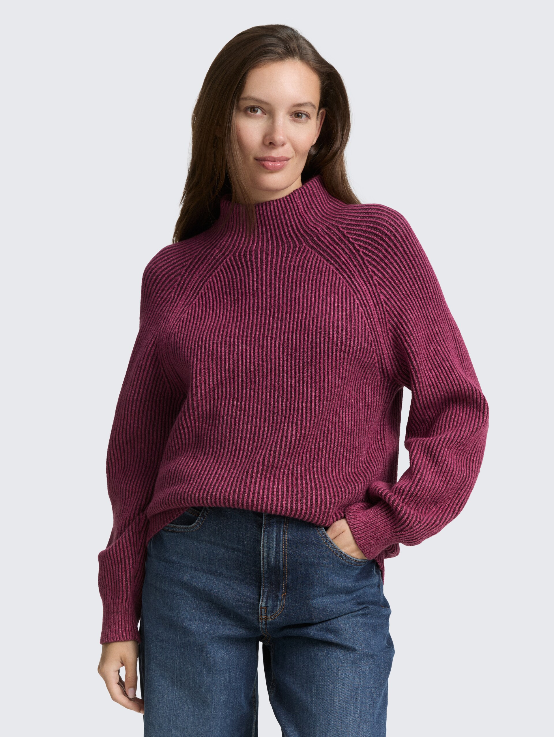 Loose Fit Strickpullover mit Stehkragen - red rib structure - Ausschnitt Model-Vorderansicht