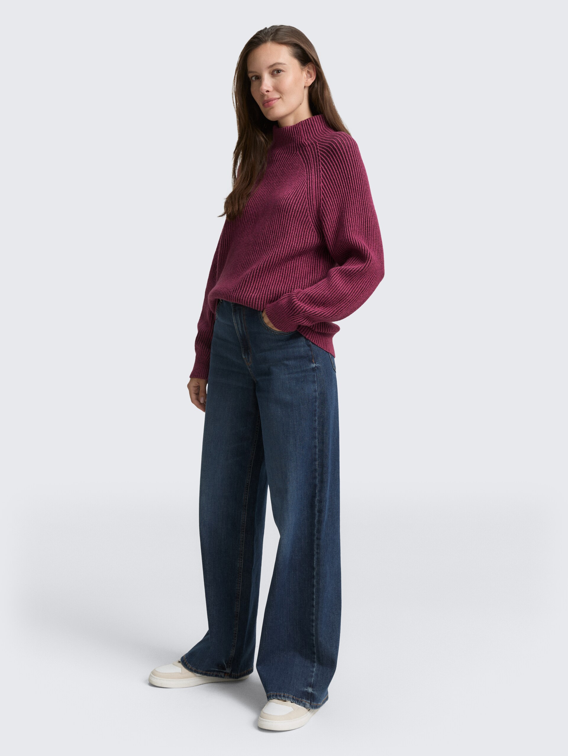 Loose Fit Strickpullover mit Stehkragen - red rib structure - Model-Vorderansicht
