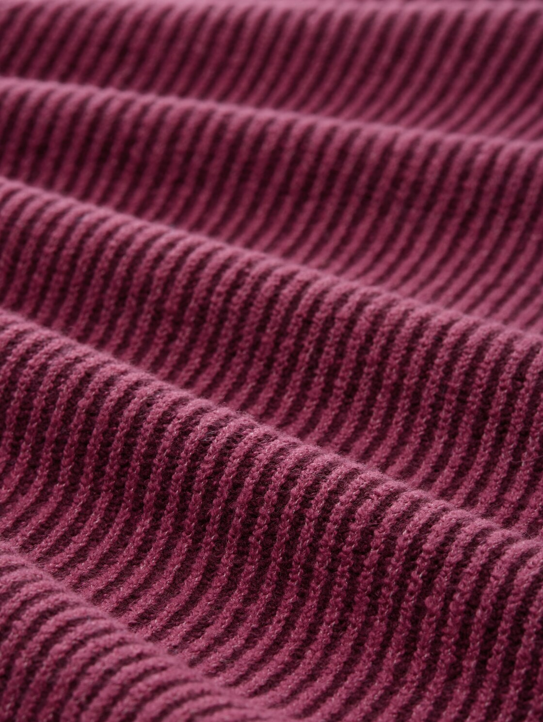 Loose fit knitted jumper with stand-up collar - red rib structure - Material view