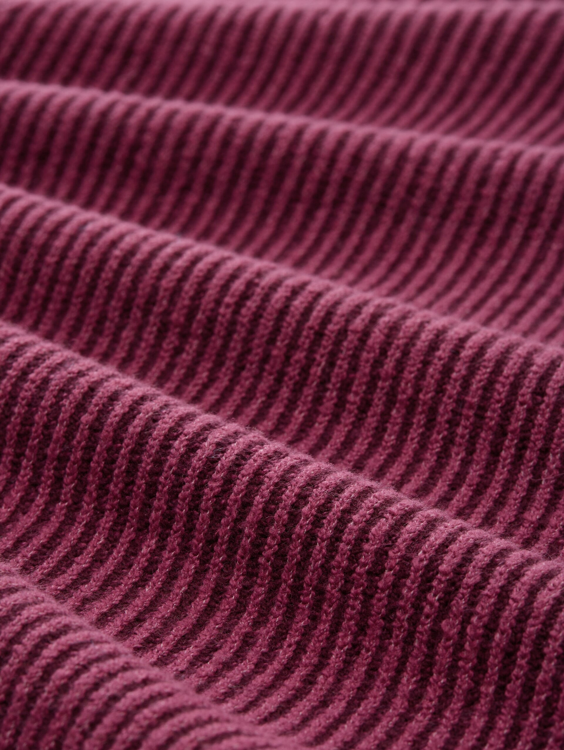 Loose Fit Strickpullover mit Stehkragen - red rib structure - Material-Ansicht
