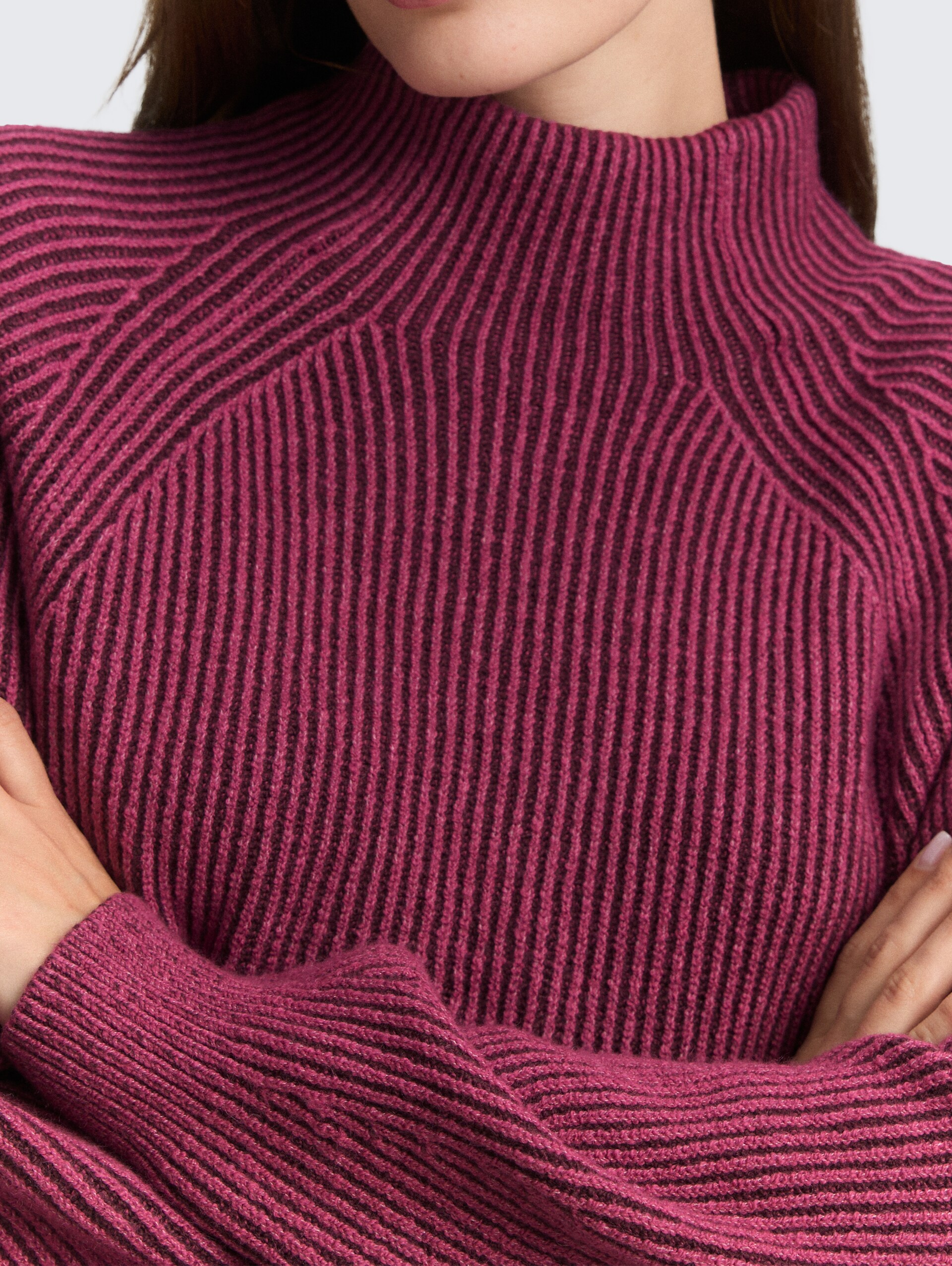 Loose Fit Strickpullover mit Stehkragen - red rib structure - Detail-Model-Ansicht