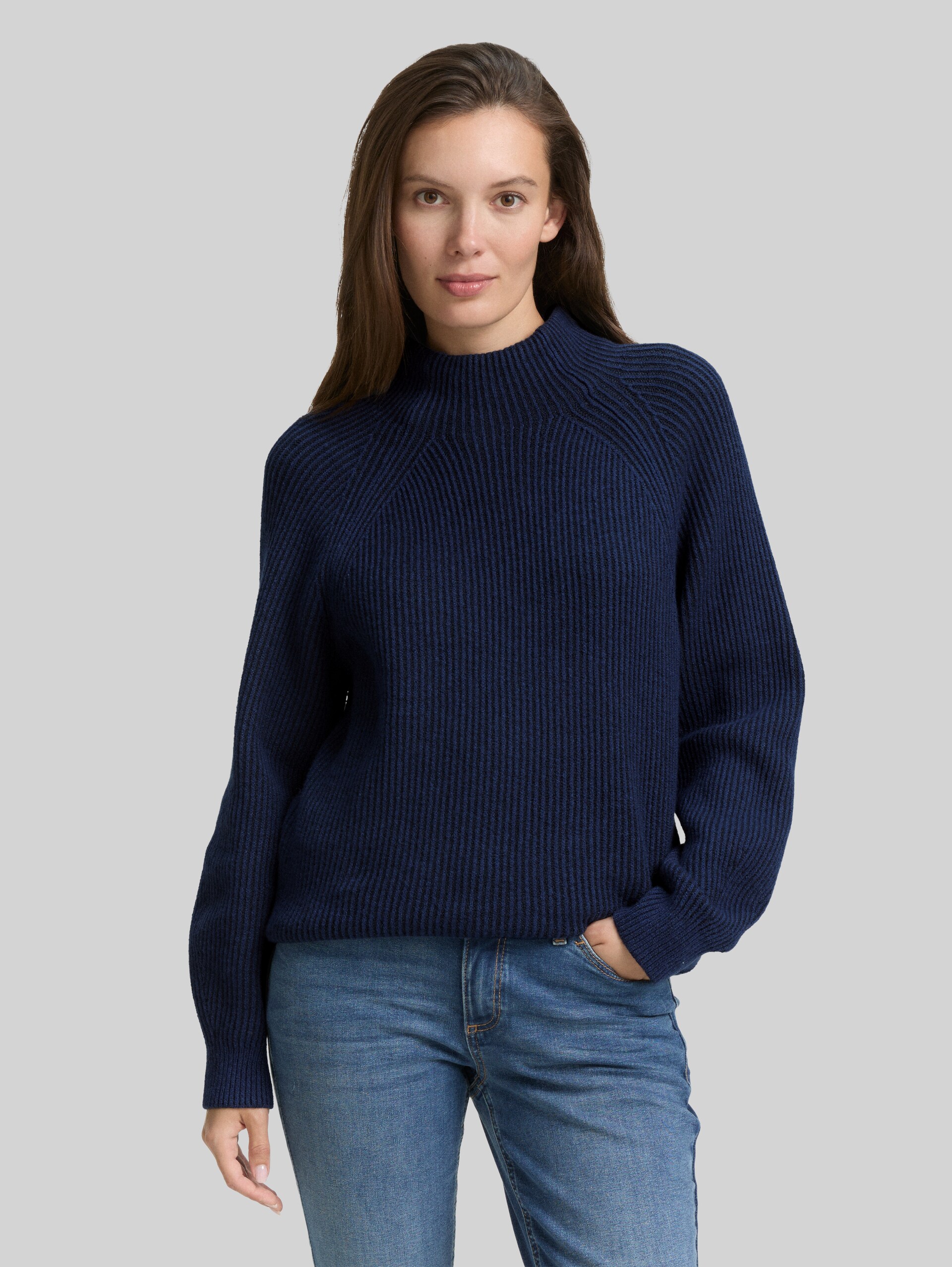 Loose fit knitted jumper with stand-up collar - blue rib structure - Neckline model front view