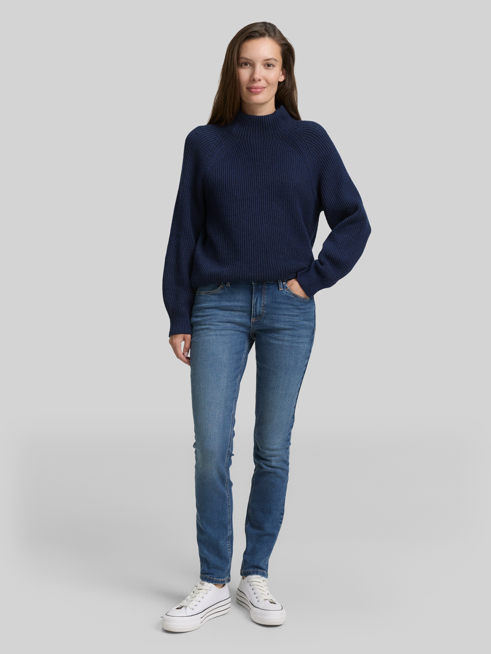 Loose fit knitted jumper with stand-up collar - blue rib structure - Model front view